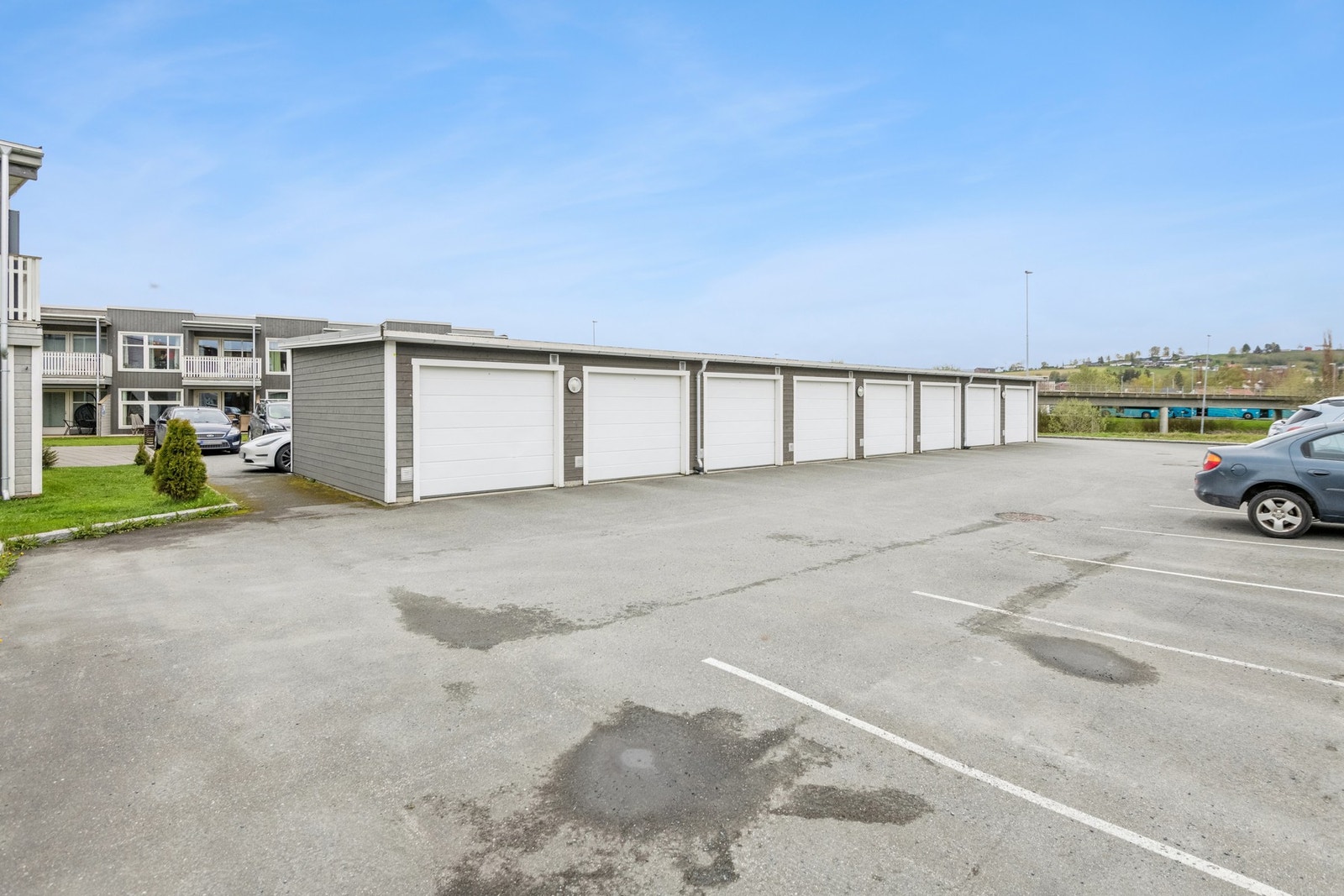 Andelen disponerer garasje. Tilrettelagt for el-bil lading Galleribilde