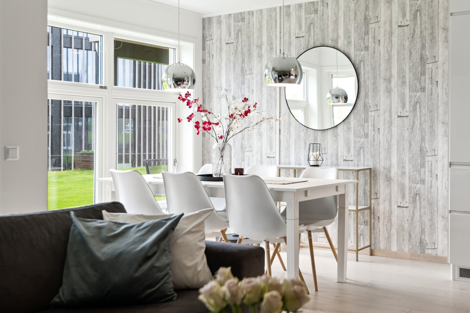 Stuen har plass til både spisegruppe og sofagruppe. Galleribilde