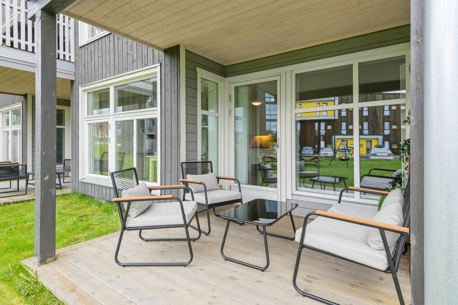 Trivelig markveranda med plass til hagemøbler. Her har man enkel tilgang til fellesområdene. Galleribilde