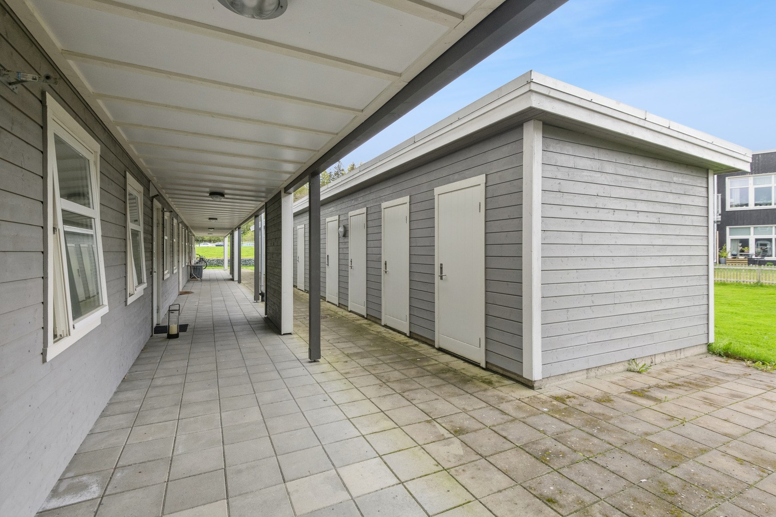 Like ved boligen har man en praktisk sportsbod. Galleribilde