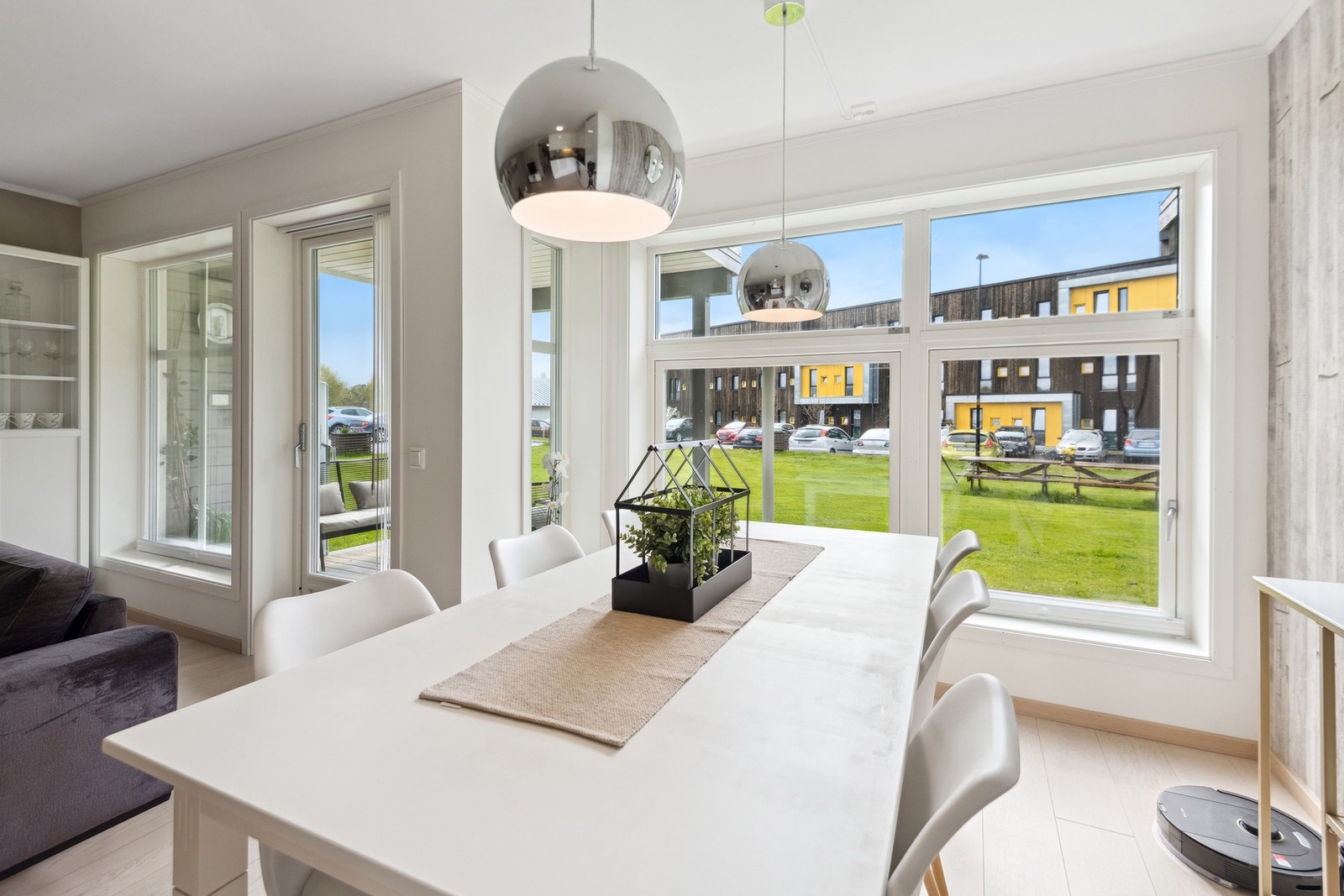 Romslig stue med store vindusflater som gir godt med naturlig lysinnslipp. Galleribilde