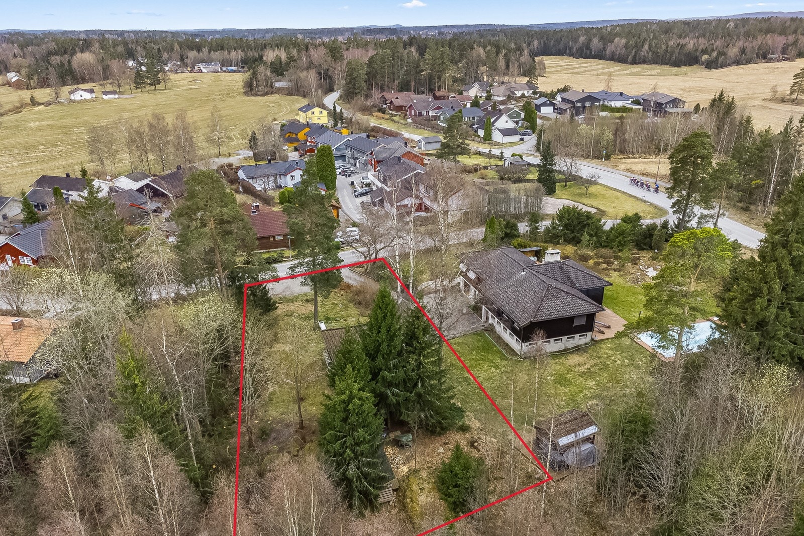 Området tilhører Rustad skolekrets med Rustad skole som stod ny høsten 2019, samt Ås ungdomsskole. Rustad skole ligger ca. 3,5 km fra tomten, og til Ås ungdomsskole er det ca. 4,6 km Galleribilde