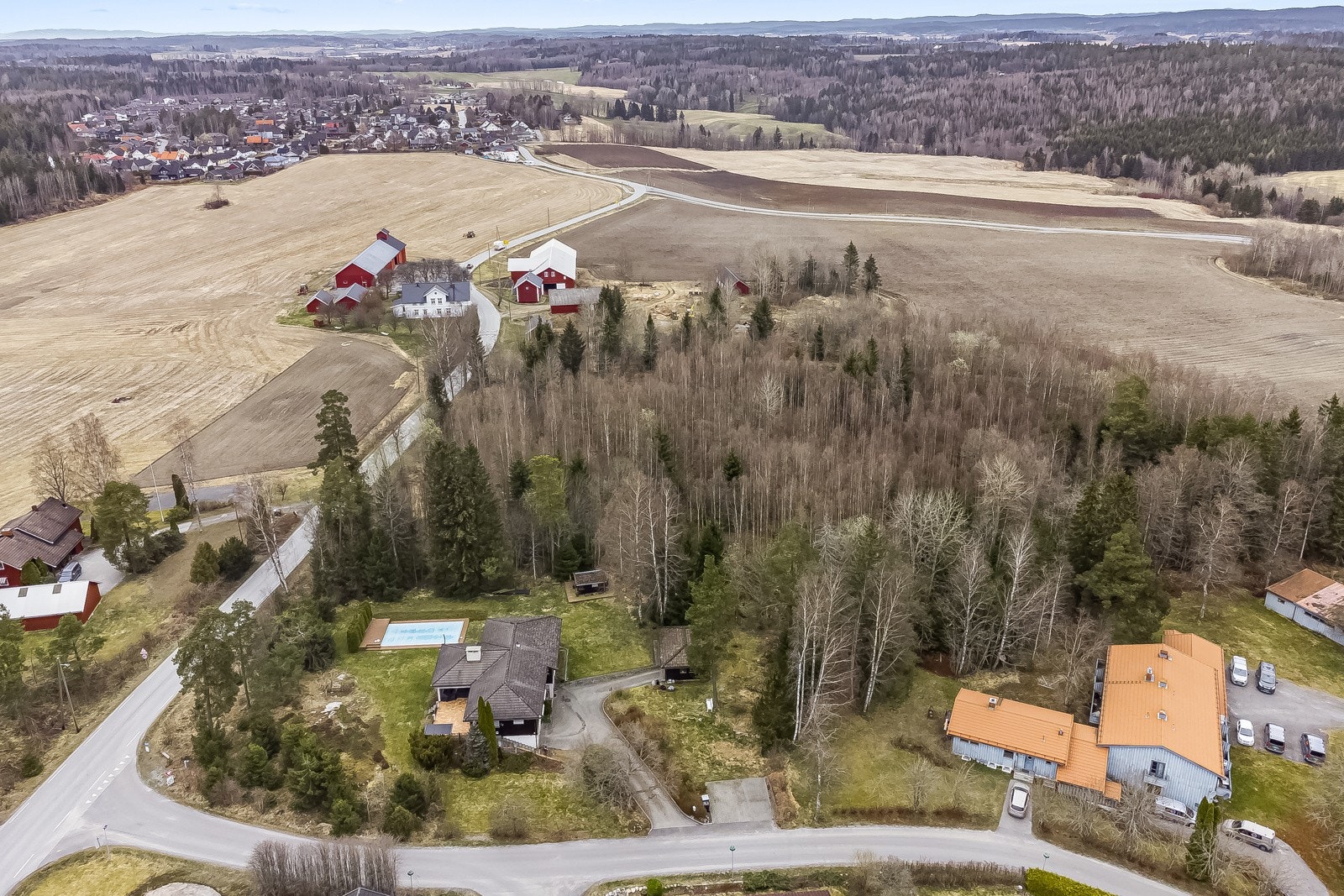 Offentlig kommunikasjon går fra bussholdeplass "Furumoveien" til Ås sentrum og Kroer Galleribilde