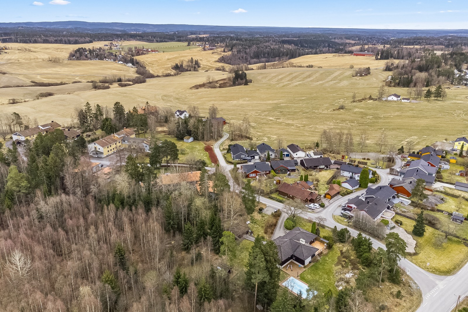 Eiendommen har mye sol hele dagen og godt med kveldssol utover kvelden Galleribilde