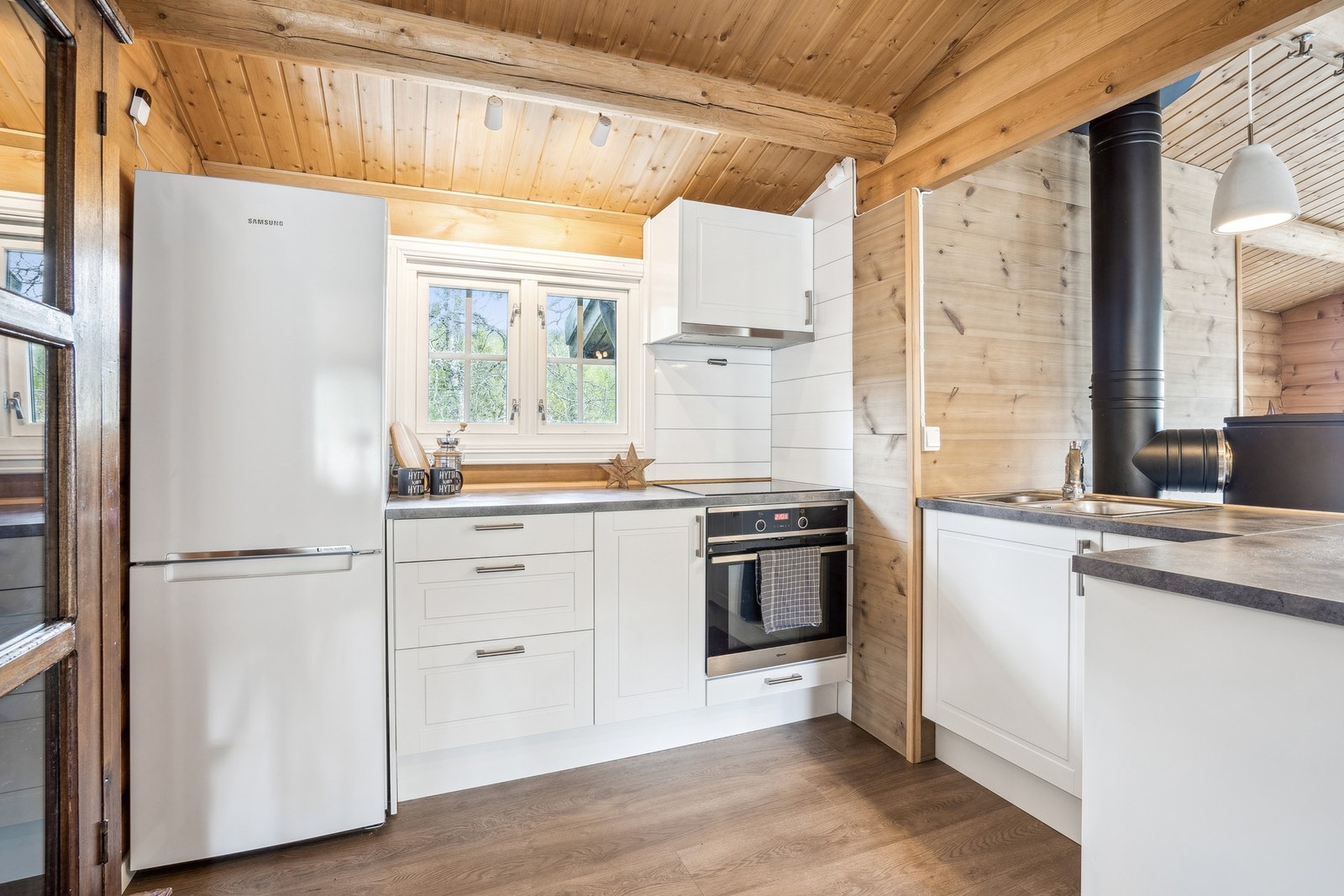 Kjøkkenet er innredet med profilerte fronter i lyse farger. Galleribilde