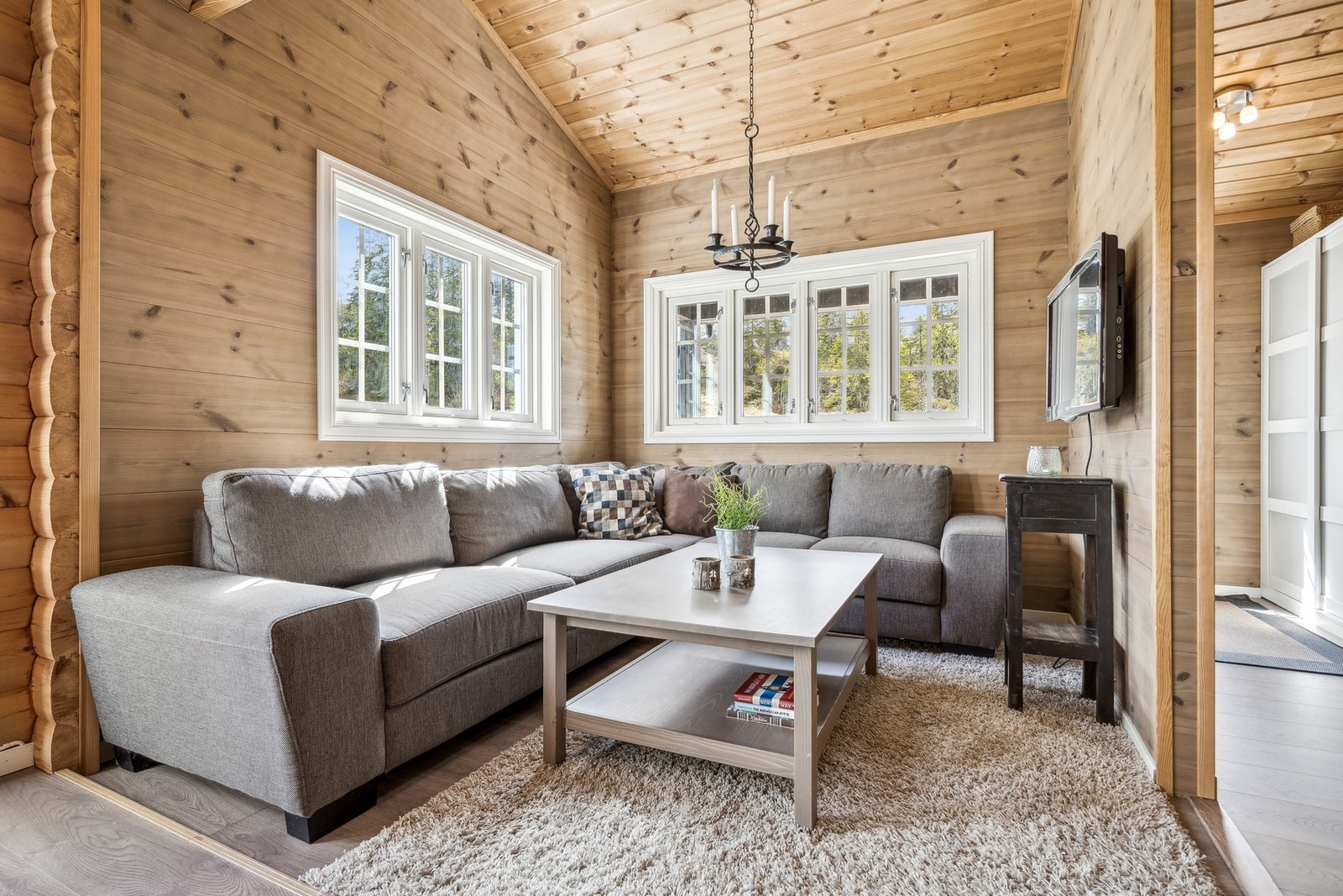 Store vindusflater som byr på rikelig med naturlig lysinnslipp. Galleribilde