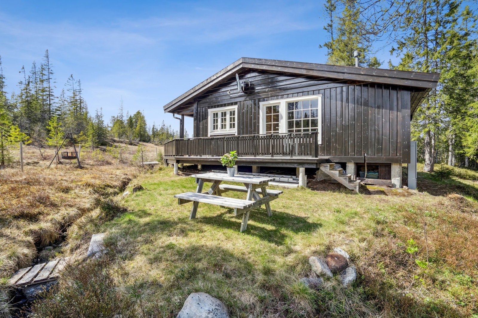 Hytta ligger rolig til med skjermet beliggenhet. Galleribilde