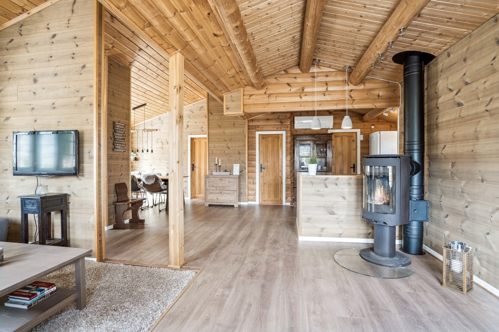 Stuen er utført med panel på vegger og laminat på gulv med fargevalg som gir en ypperlig hyttefølelse. Galleribilde