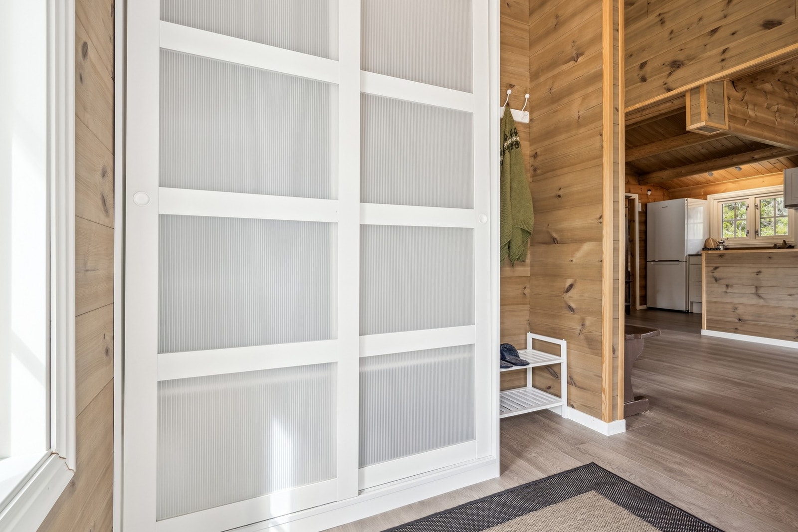 Her er det god plass til garderobeløsning for jakkeoppheng og skostativ. Galleribilde