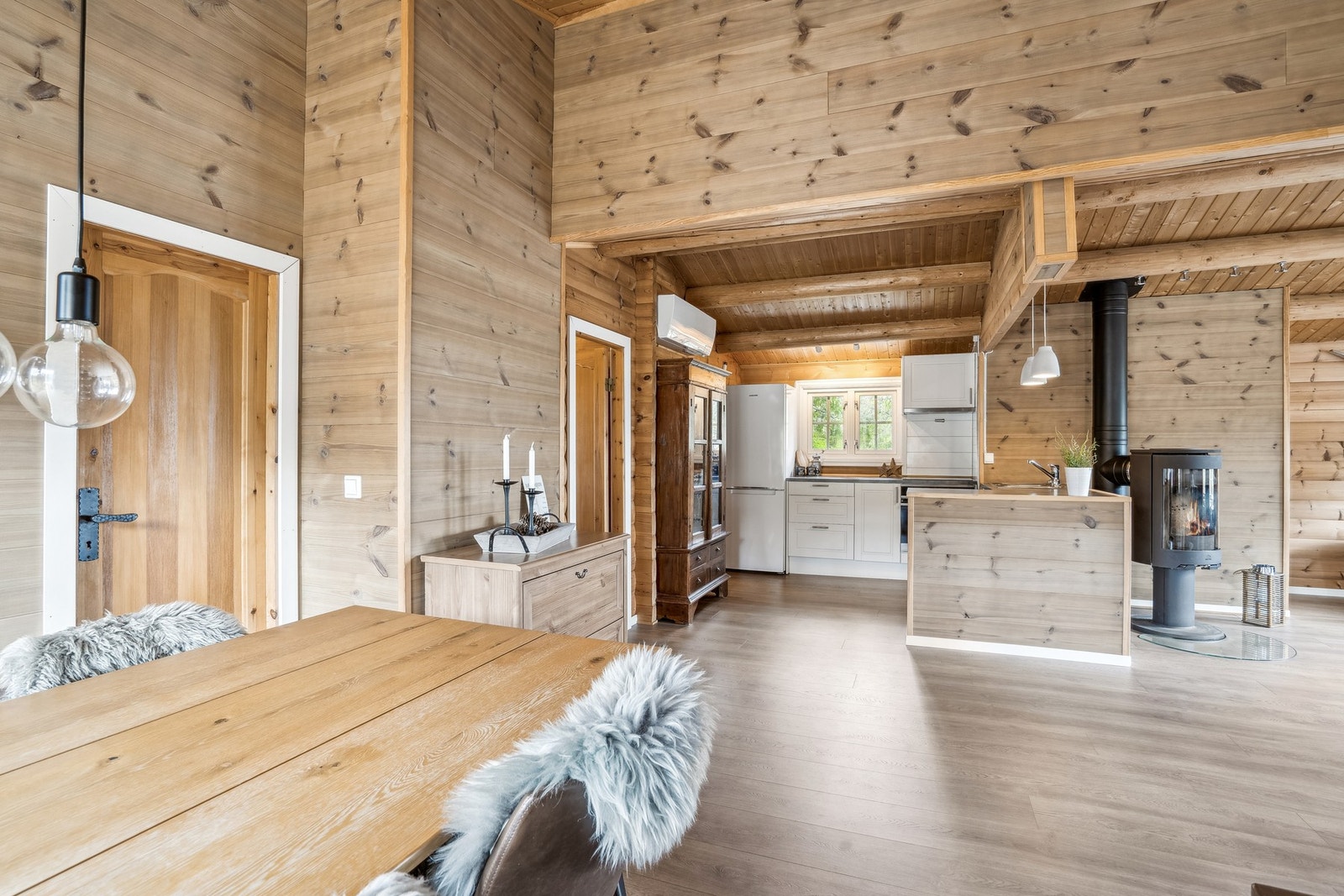 Inne i hytta har man svært god takhøyde som gir rommet en luftig atmosfære. Galleribilde