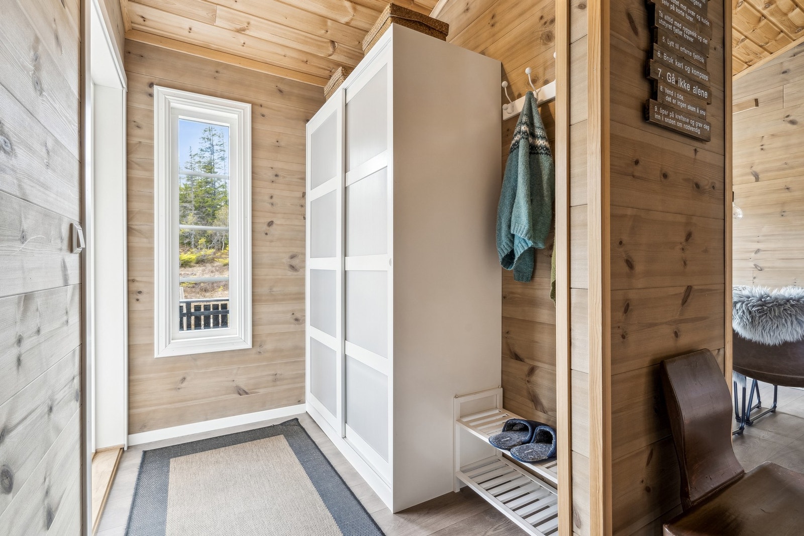 Romslig og innbydende entre. Galleribilde