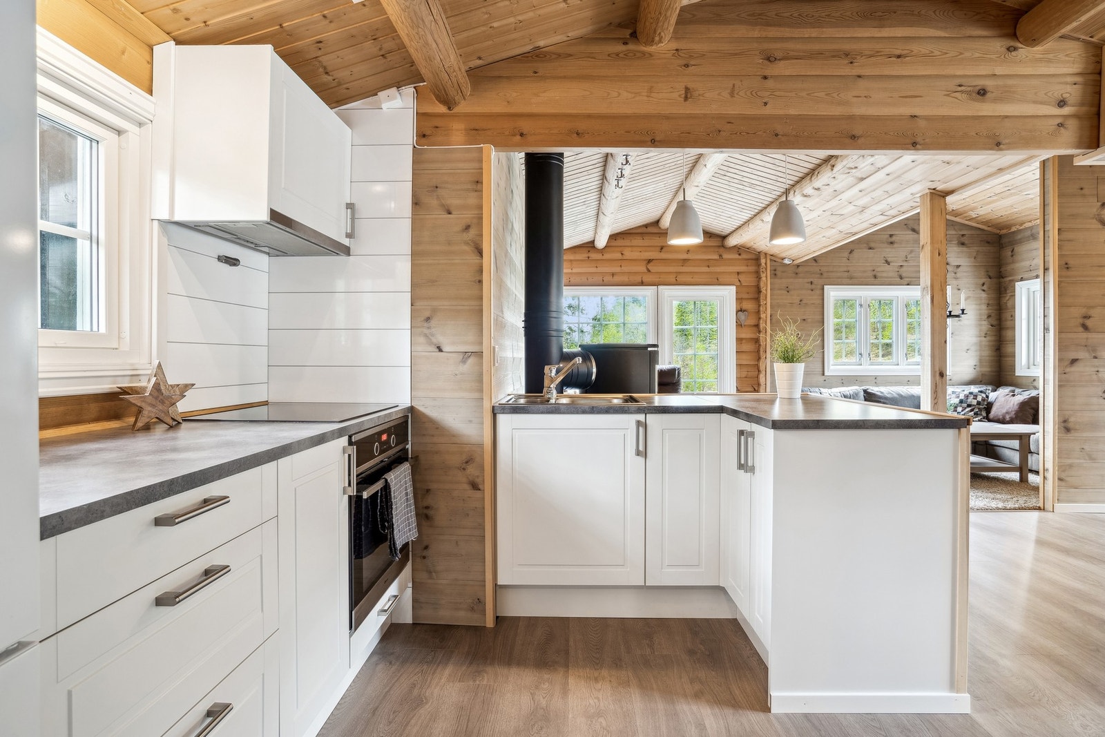 Her finner du blant annet integrerte hvitevarer som platetopp og stekeovn. Galleribilde