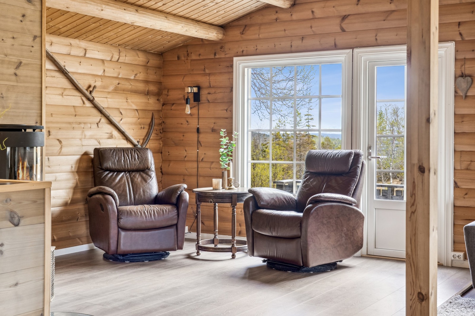 Fra stuen har du utgang til en solrik terrasse. Galleribilde