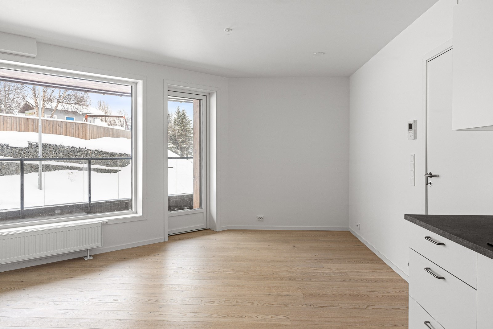 Stuerommet er lyst og åpent med store vindusflater og utgang til leilighetens veranda.