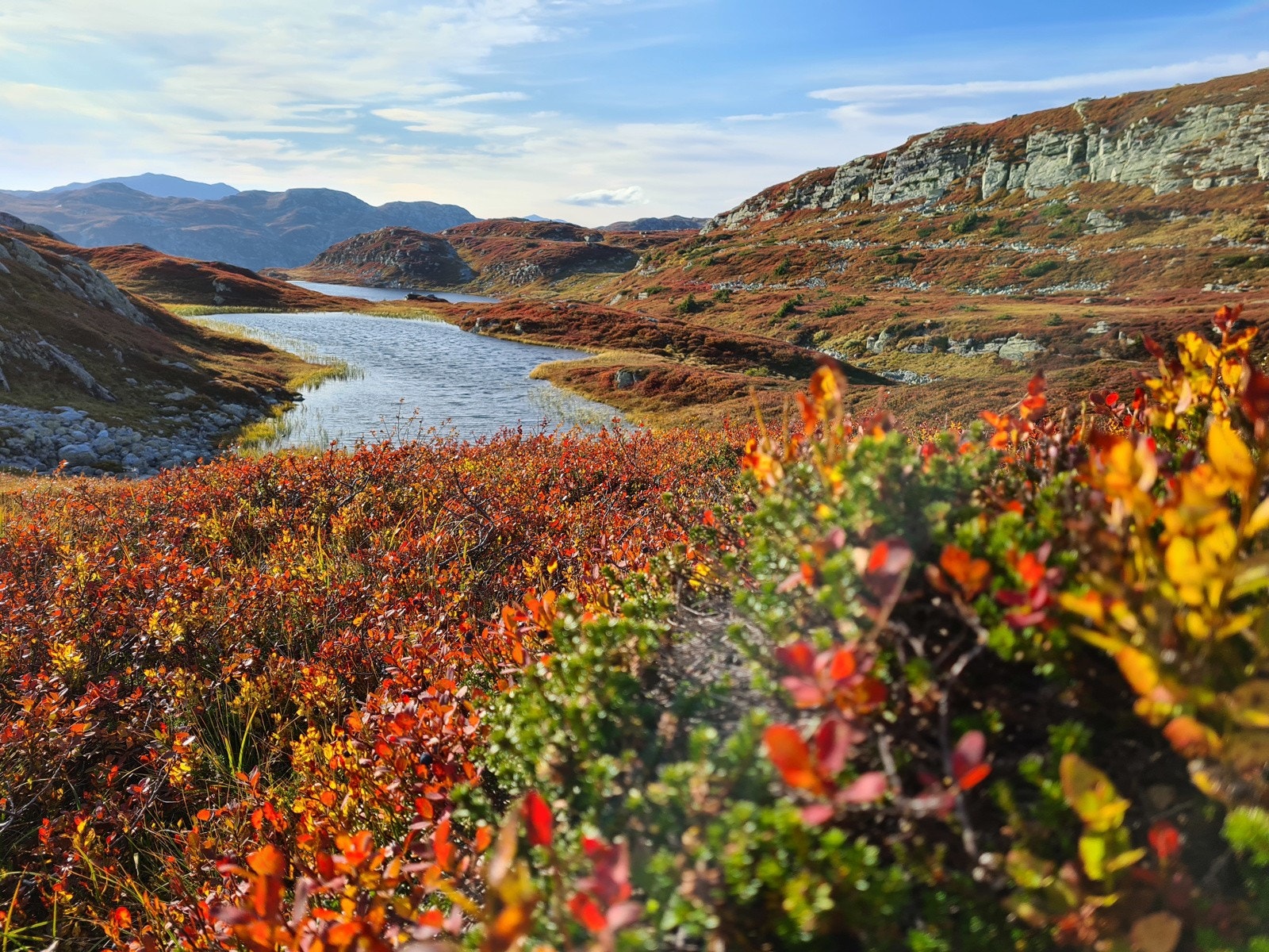 Kunne du tenkt deg hytte, der du kan gå turer fra hytta og opp til dette flotte fjellområdet? Galleribilde