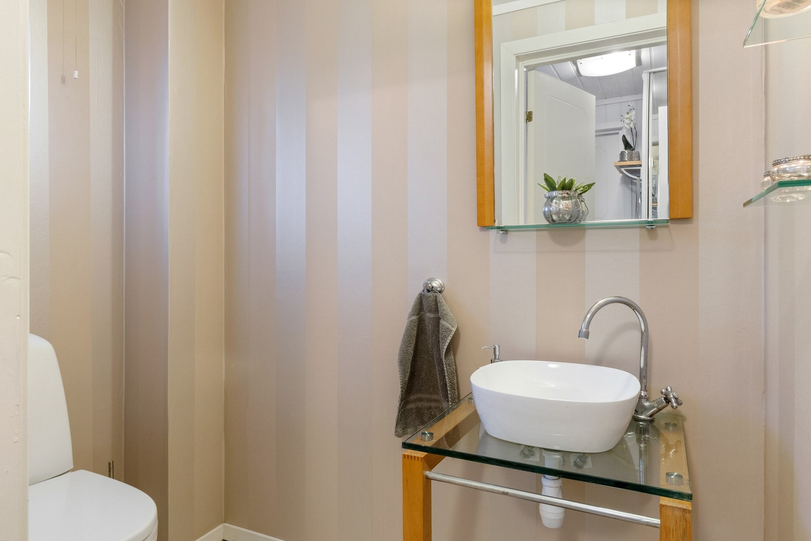 Praktisk wc-rom med servant og toalett Galleribilde