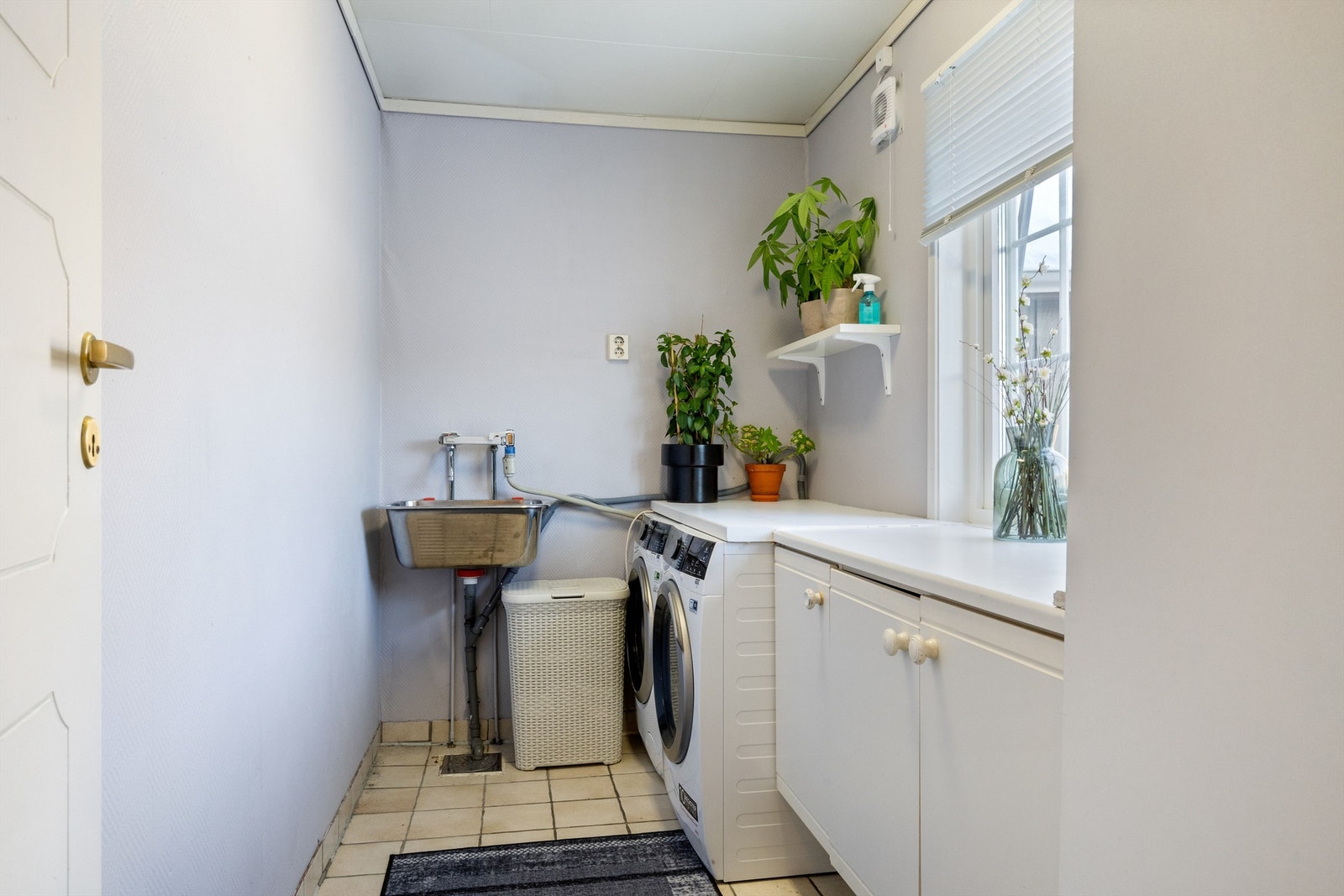 Vaskerom med skapinnredning og utslagsvask Galleribilde