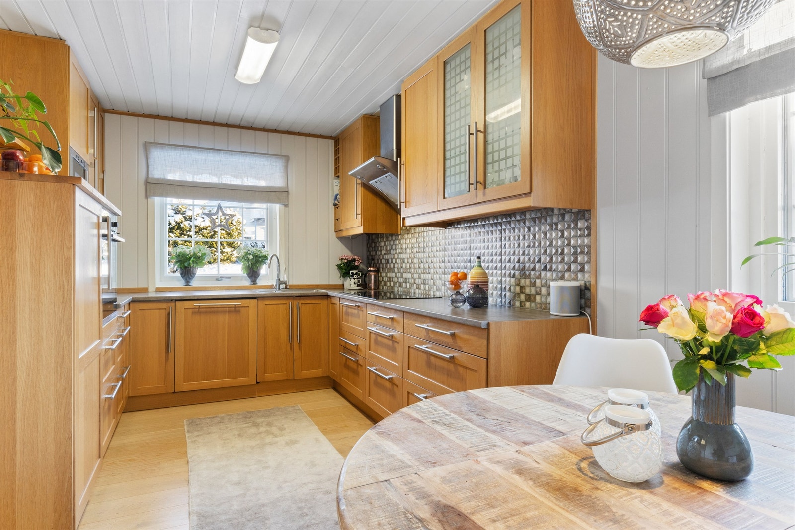 Over- og underskap og vitrineskap Galleribilde