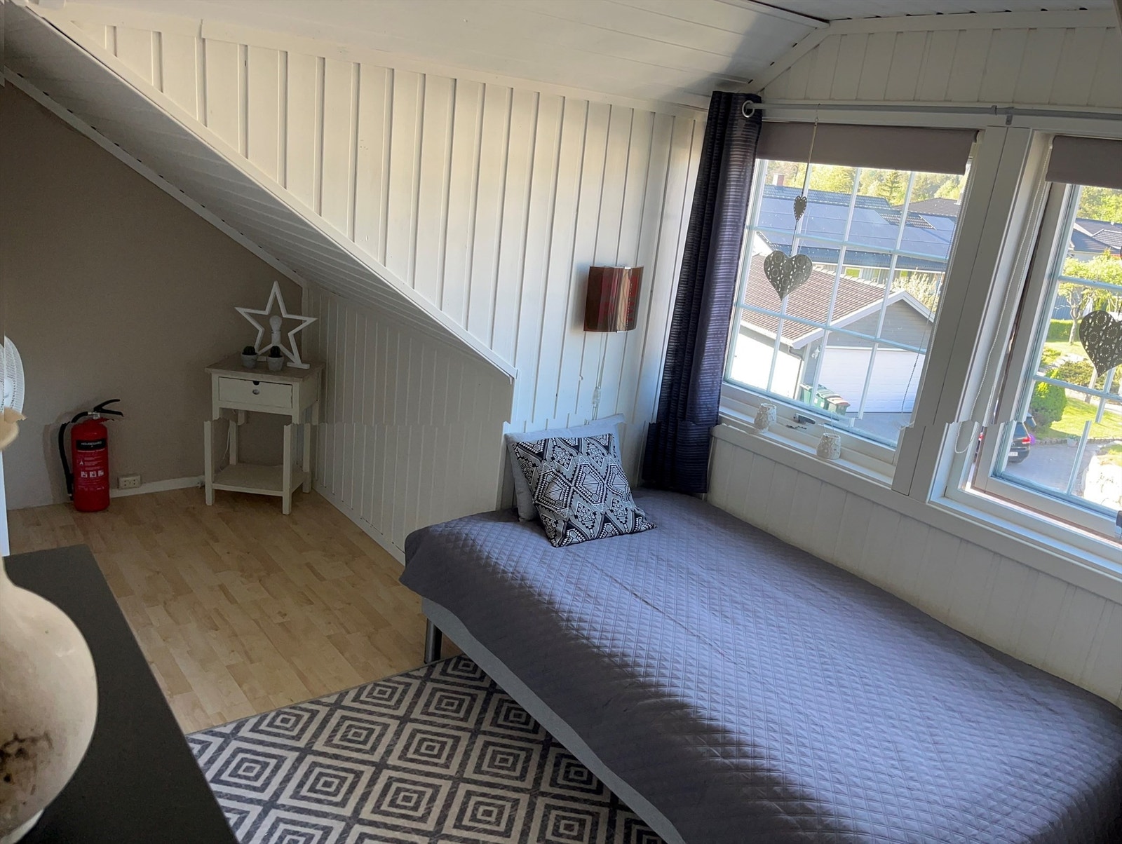 Soverom med laminat på gulv, malt panel samt malte vegger og malt panel i himling Galleribilde