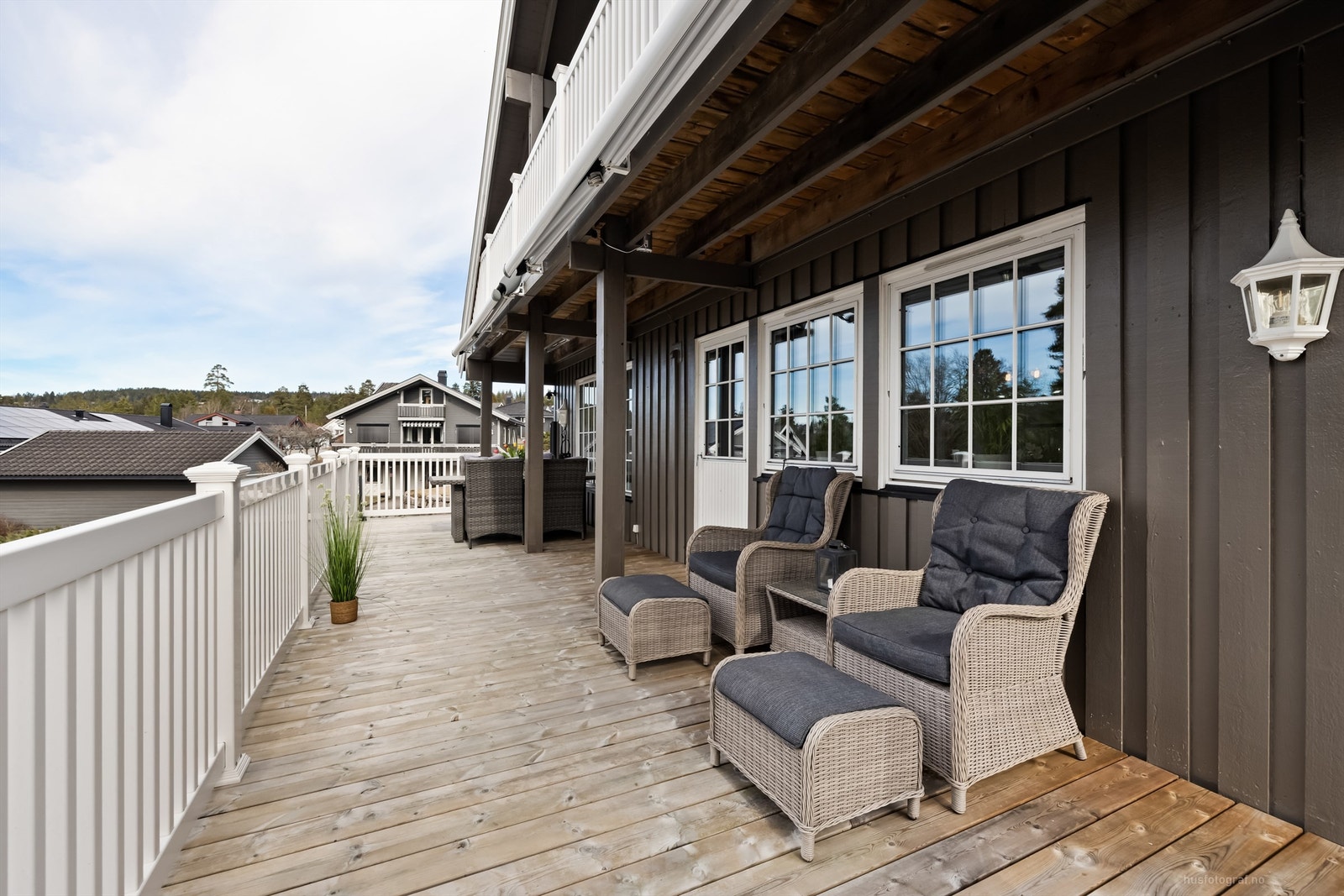 Delvis overbygget vestvendt balkong i loftetasjen (over verandaen) Galleribilde