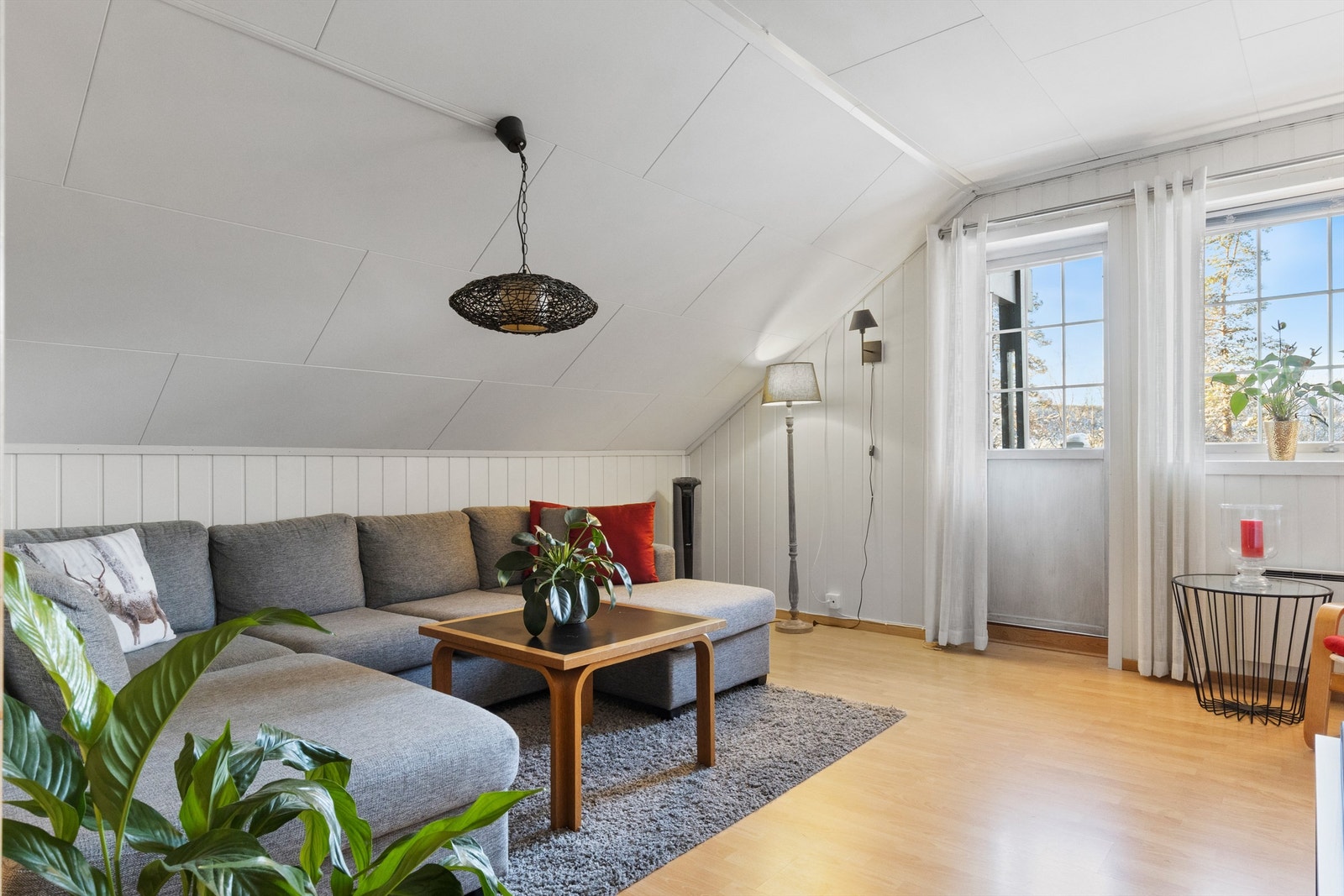 Loftstue med utgang til balkong Galleribilde