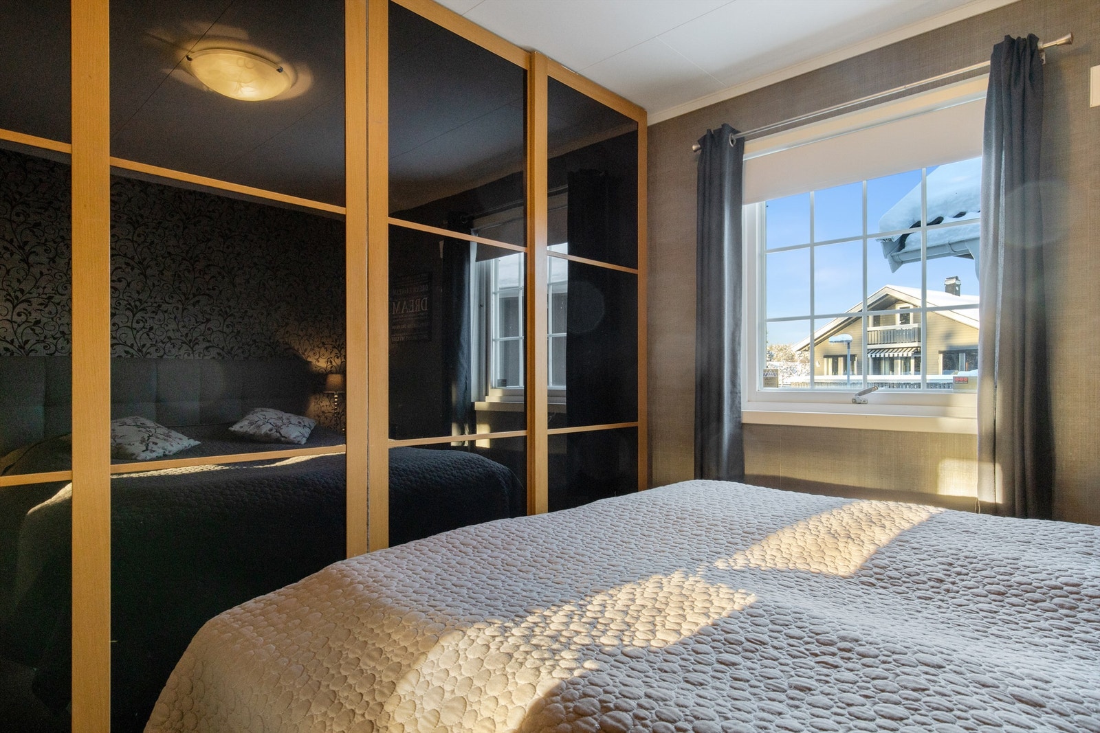 Soverom med romslig skyvedørsgarderobe Galleribilde