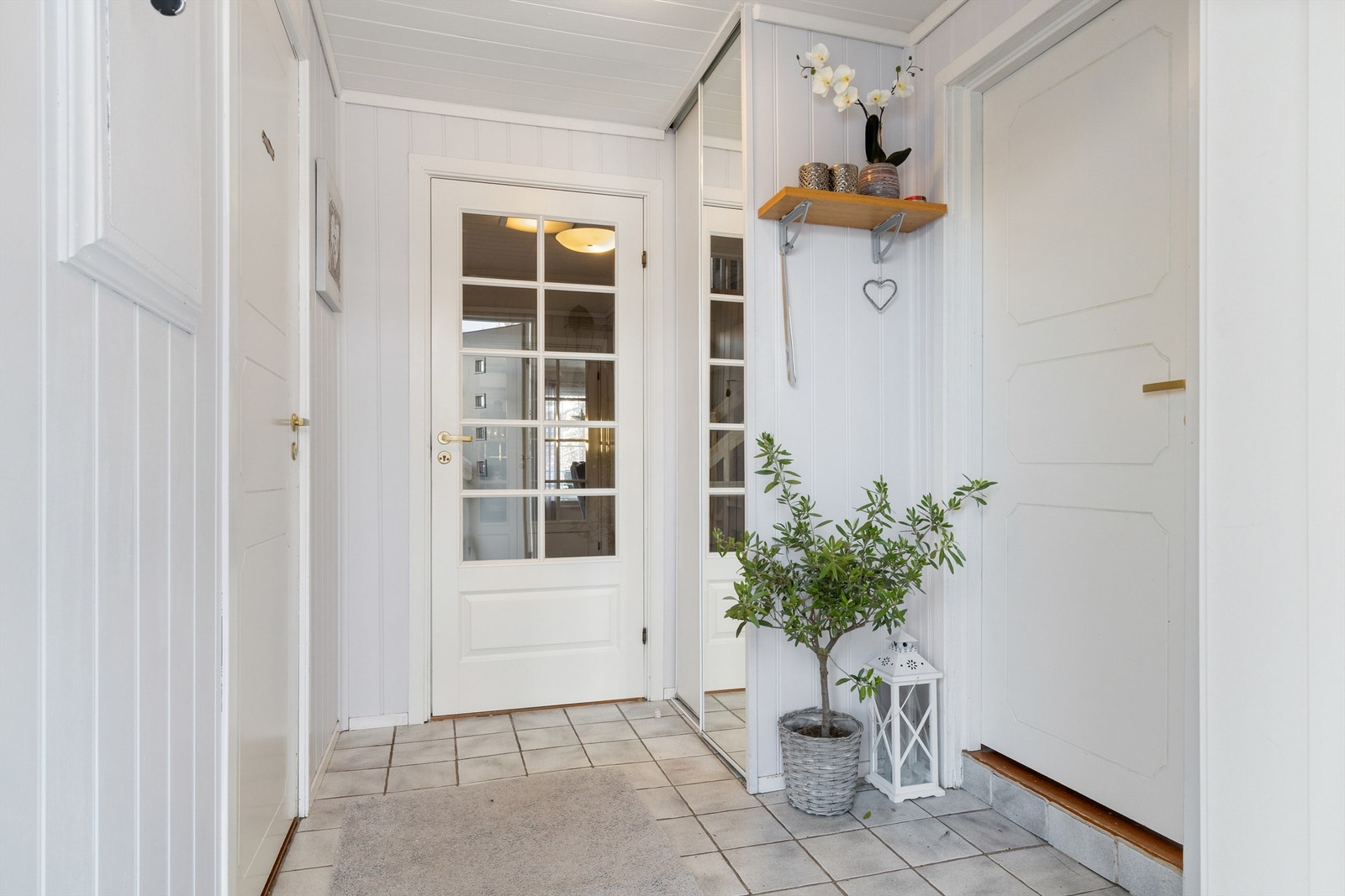 Entré med plassbygget skyvedørsgarderobe Galleribilde