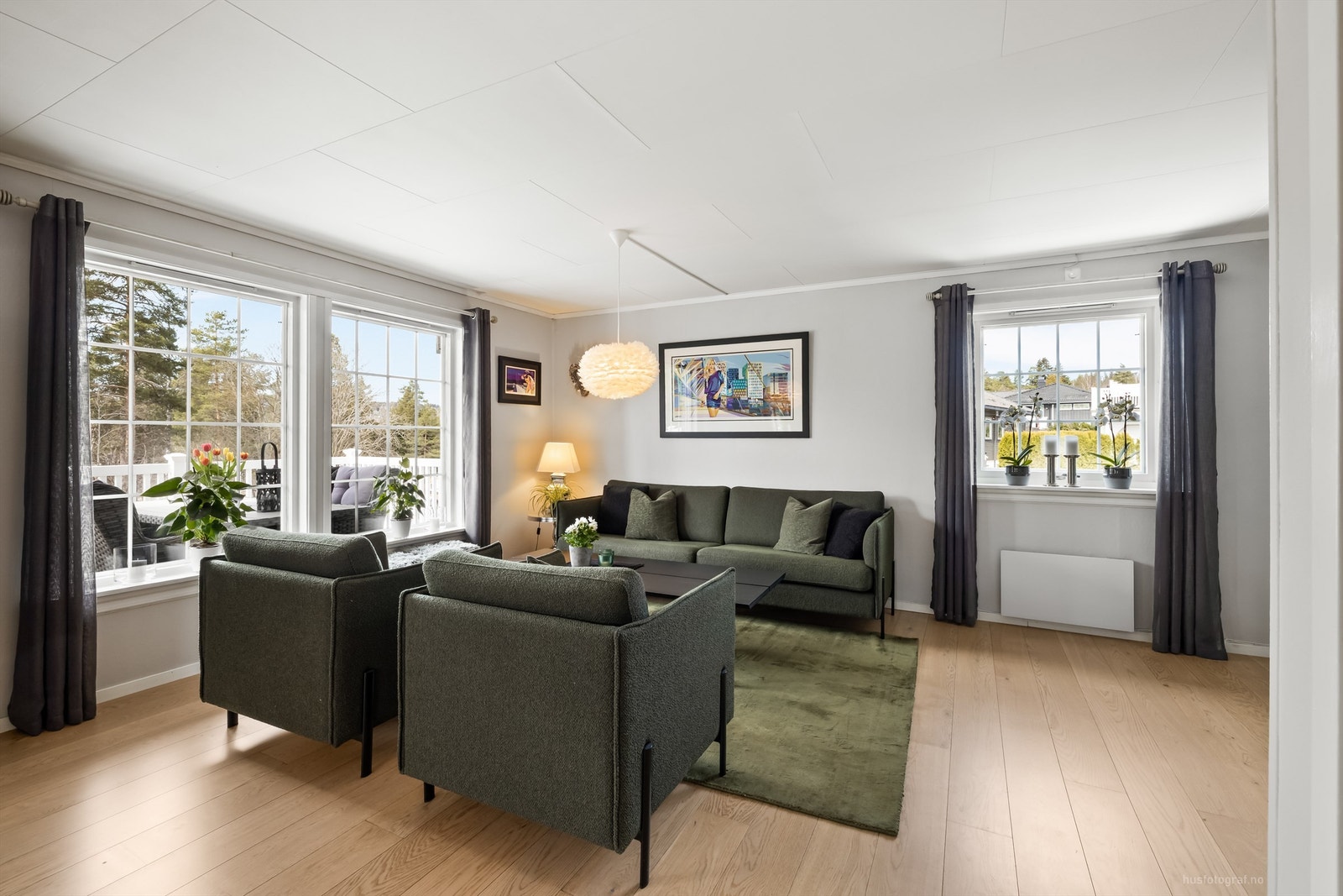 Romslig stue med sofaområde og spiseplass Galleribilde