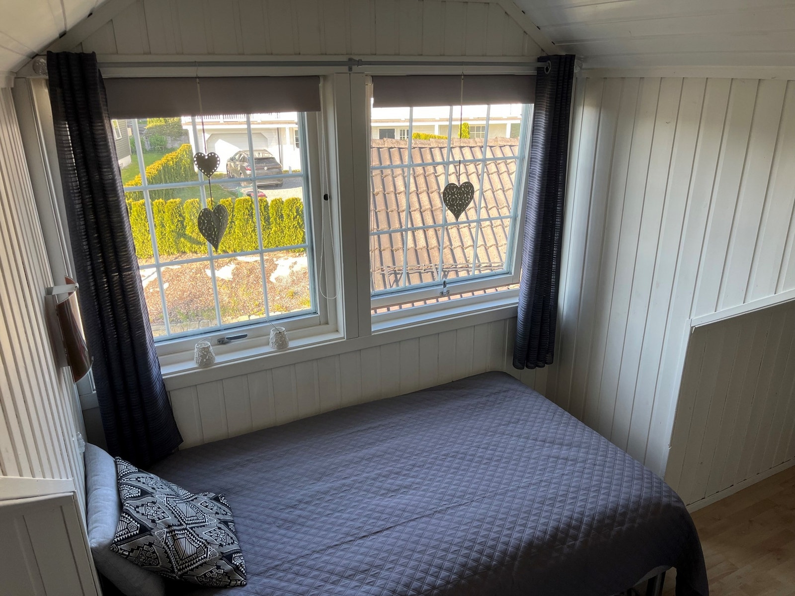 Soverom med laminat på gulv, malt panel samt malte vegger og malt panel i himling Galleribilde