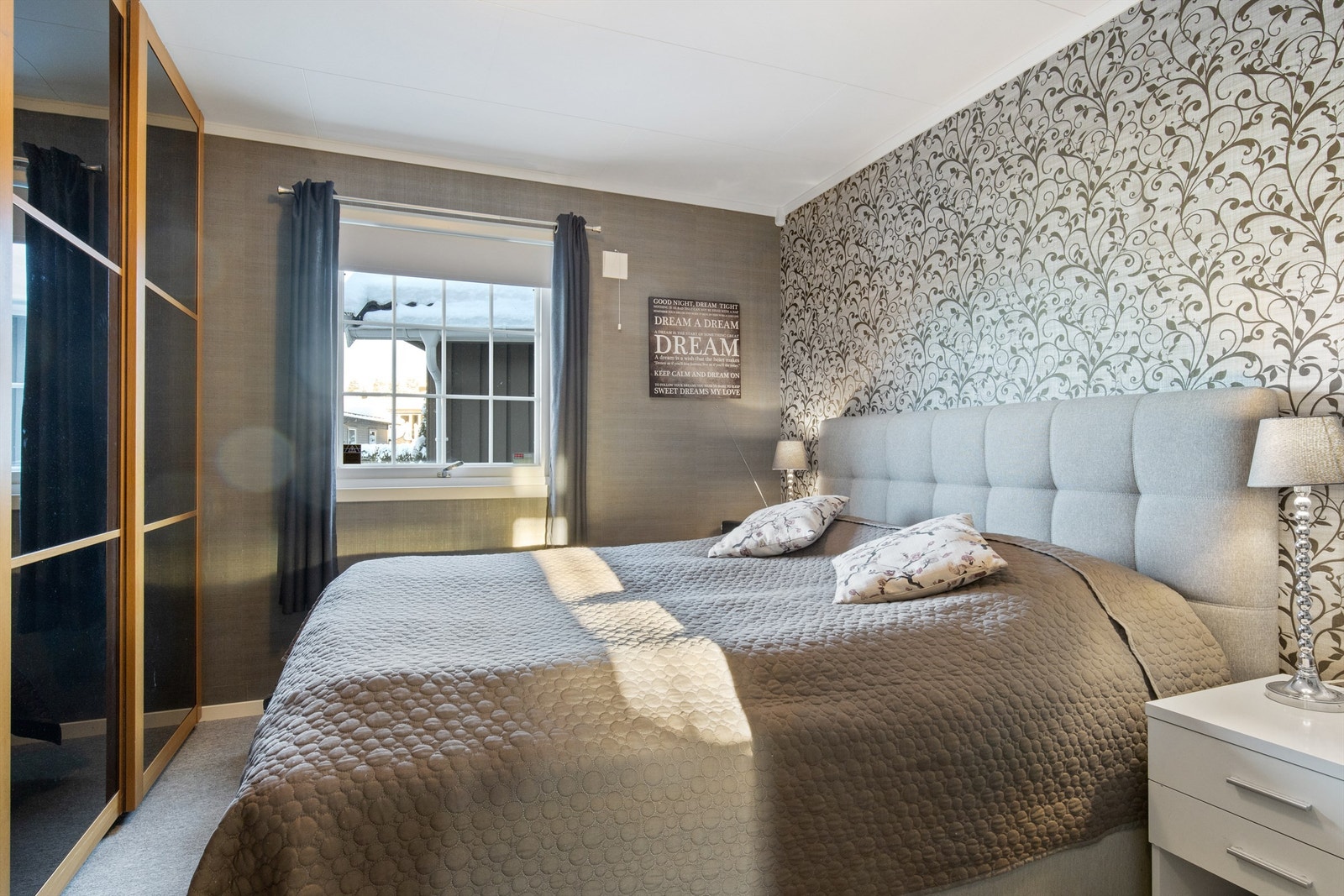 Vegg-til-vegg teppe på gulv, tapet på vegger og folierte plater i himling Galleribilde