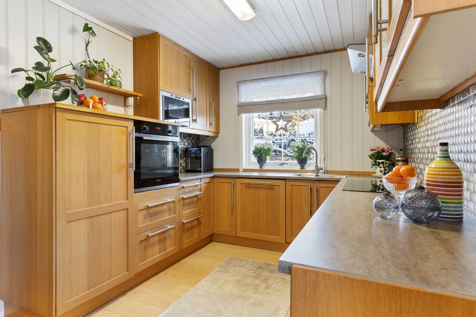 Profilert kjøkken fra ca. 2012 med integrerte hvitevarer Galleribilde