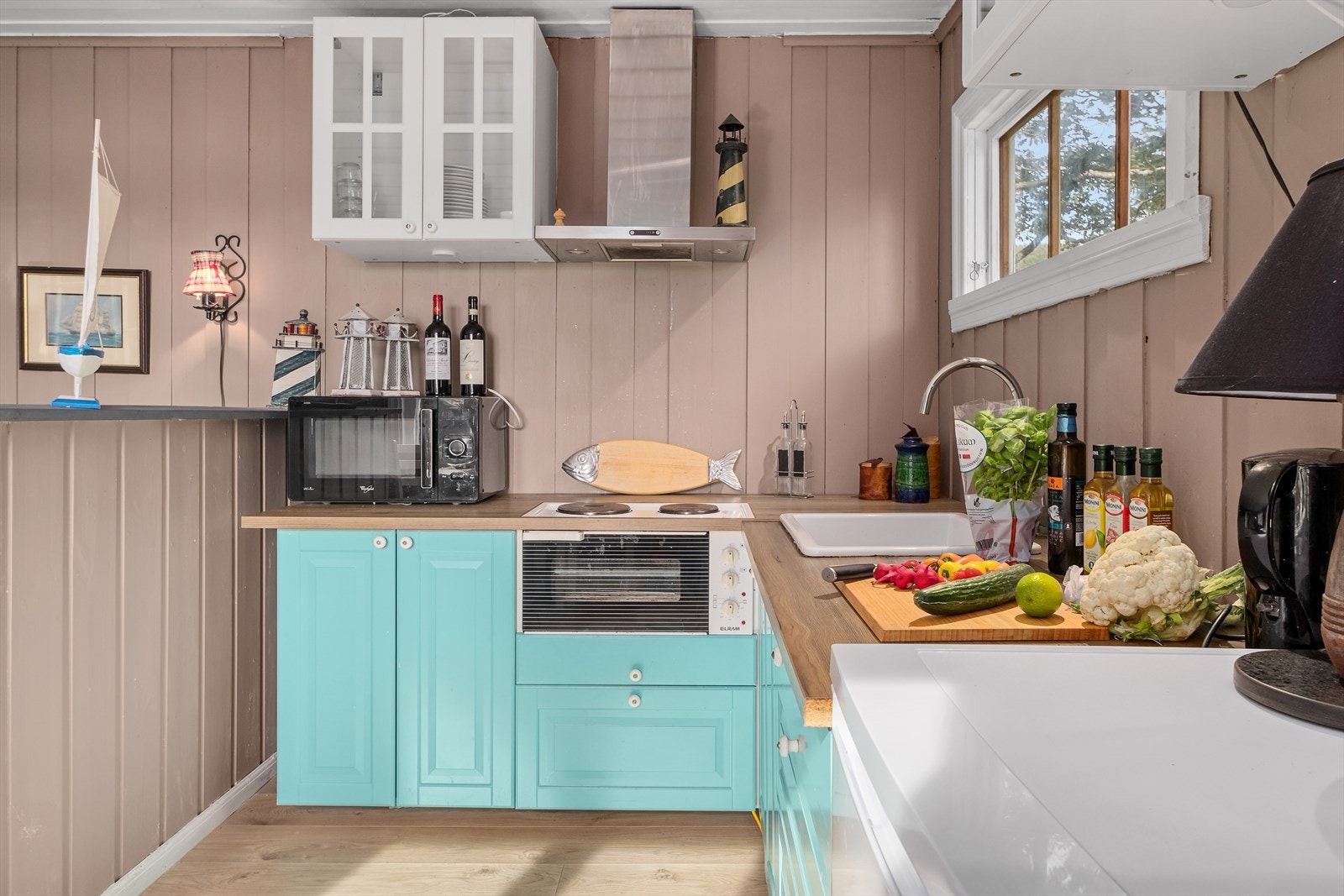 Liten vegg til venstre for bilde, skaper en delvis avskilt kjøkkenkrok Galleribilde