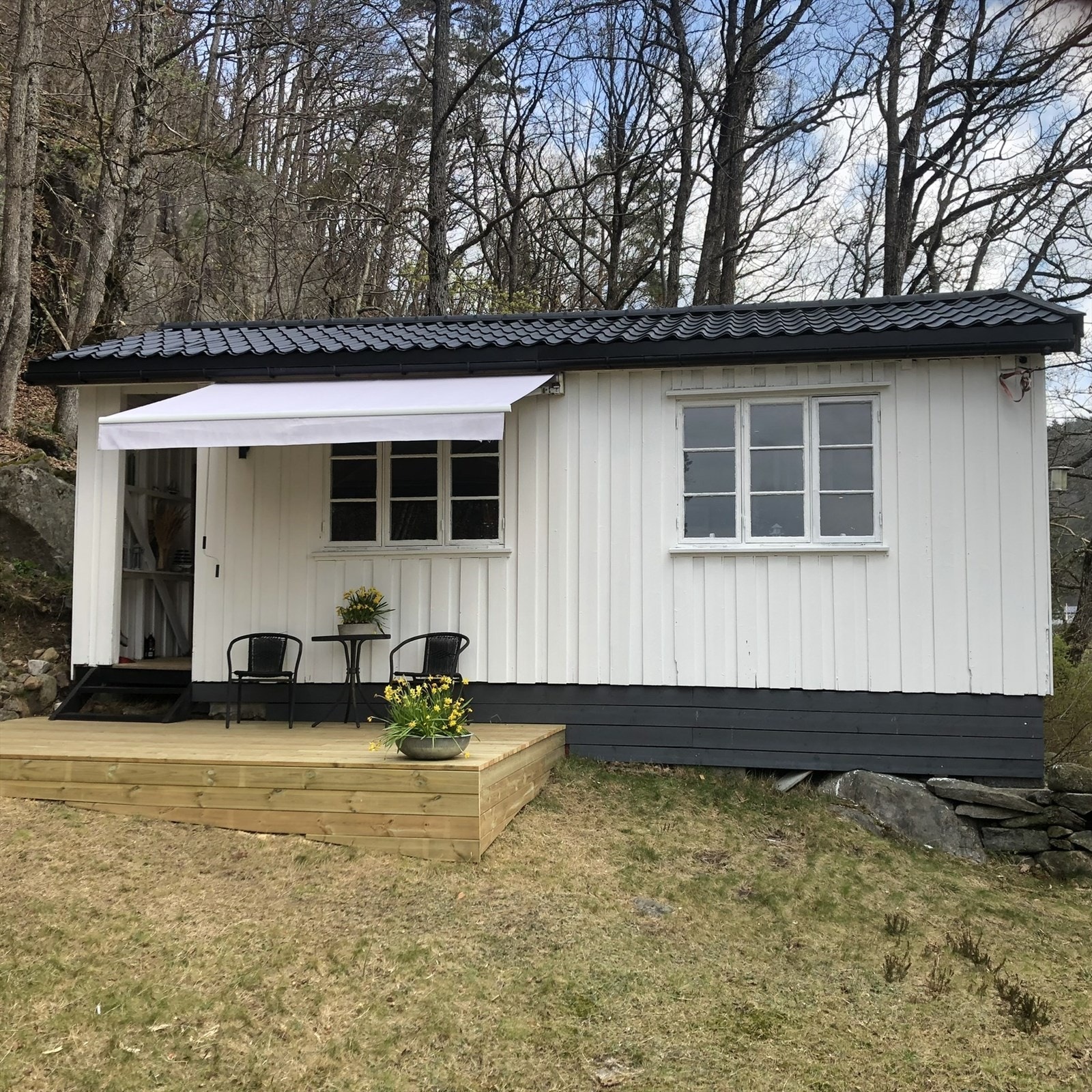 Tomten skaper plass for hyggelige kvelder utendørs med enten familien, venner, eller helt for seg selv Galleribilde