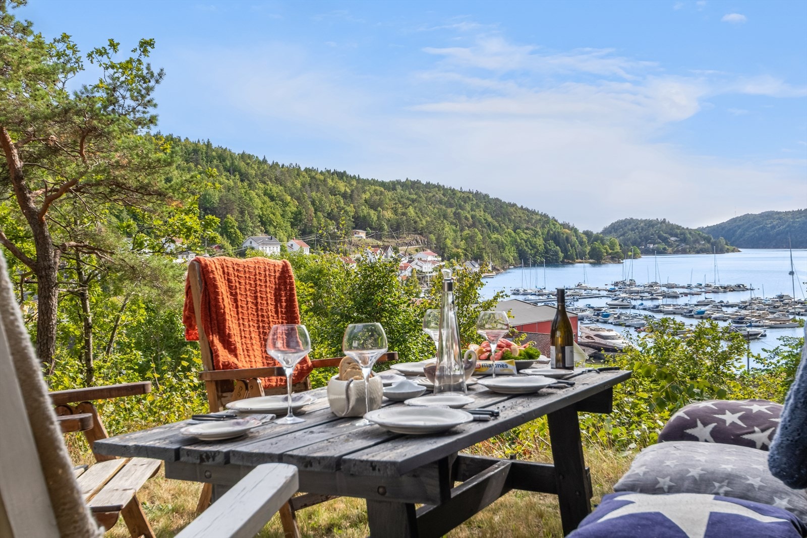 En fritidseiendom med flott sjøutsikt! Tomten består av to bnr, som er til sammen 2703 kvm! Se vedlagt bilde fra kommunekart Galleribilde