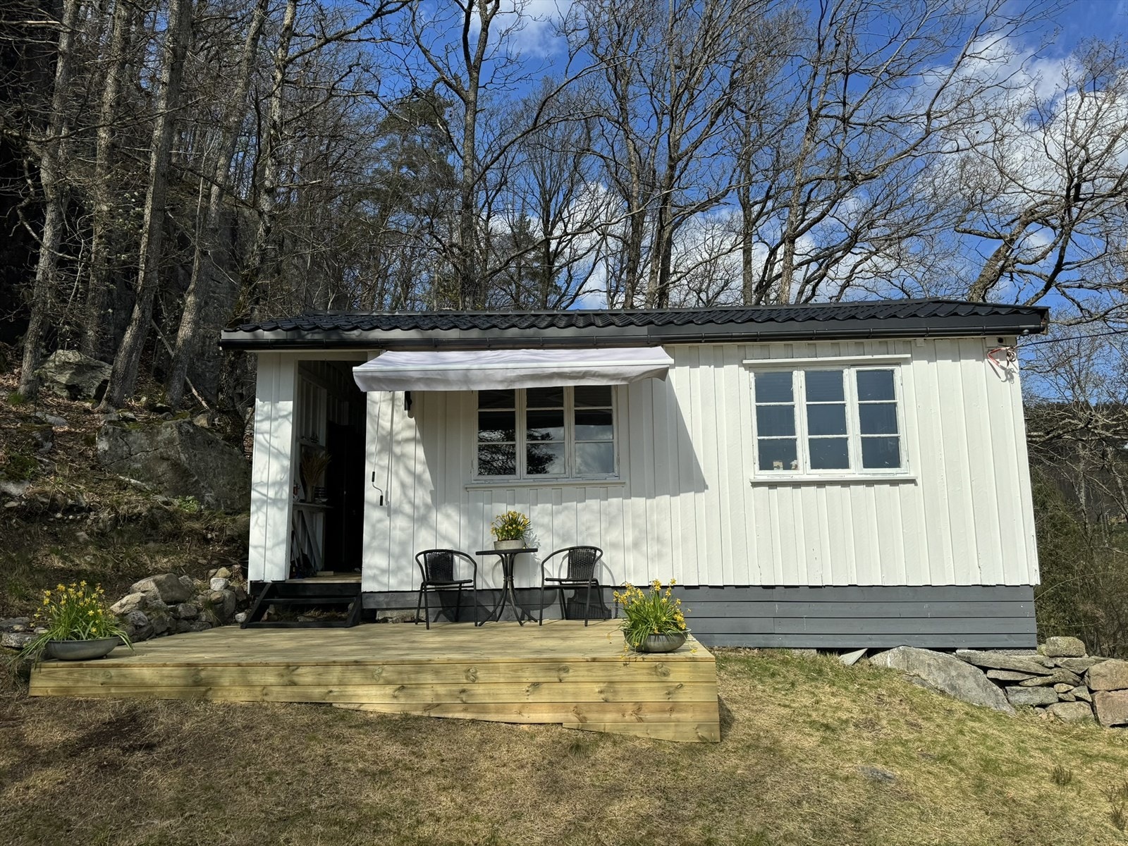 Fagermyrveien 10 ligger usjenert til i Tvedestrand med en sjønær beliggenhet Galleribilde