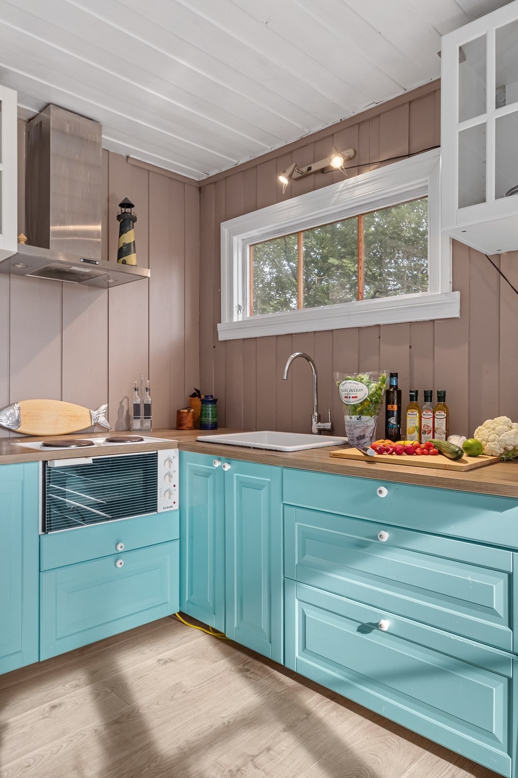 Sprekt kjøkken som står i stil til hytta Galleribilde