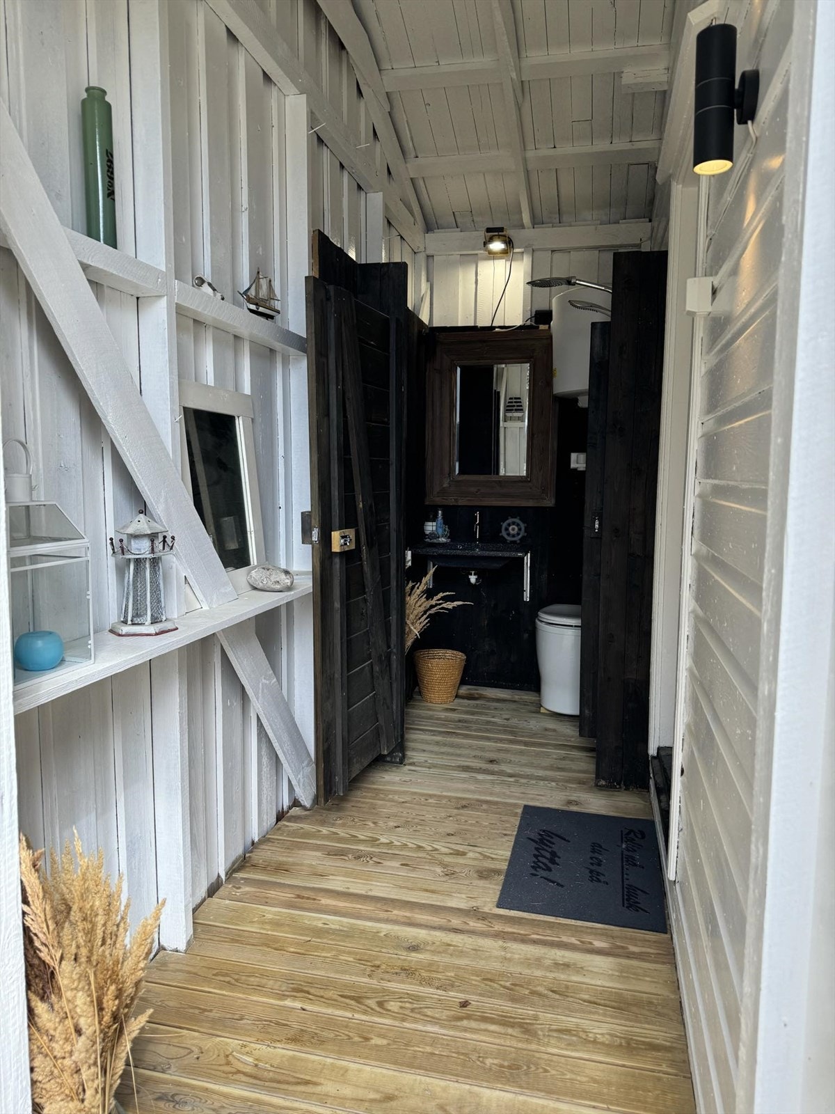 Det er satt inn nyere vask, nyere blandebatteri og nyere Sunwind Urisep mini med elektrisk vifte og seperasjon. Dette gir et funksjonelt "utebad" Galleribilde