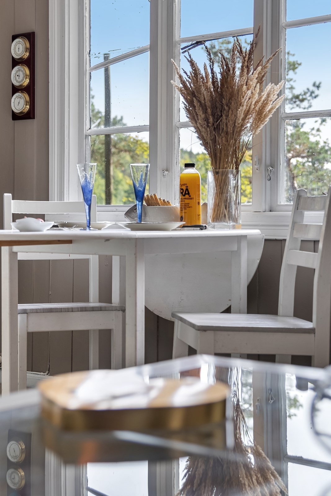 Stua skaper plass for kjøkkenbord i tilknytning til kjøkkenet Galleribilde