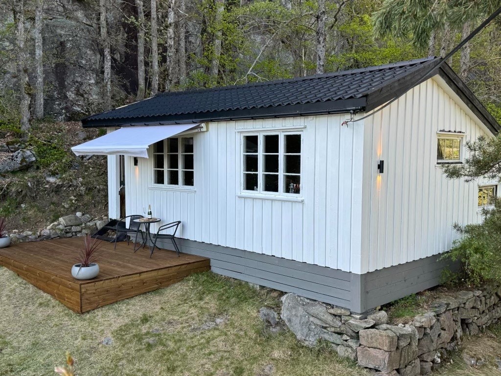 Terrassen er oljet. Sjarmerende fritidsbolig med sjøutsikt og usjenert uteområde | Tomt på 2703 kvm| Muligheter for å leie båtplass Galleribilde