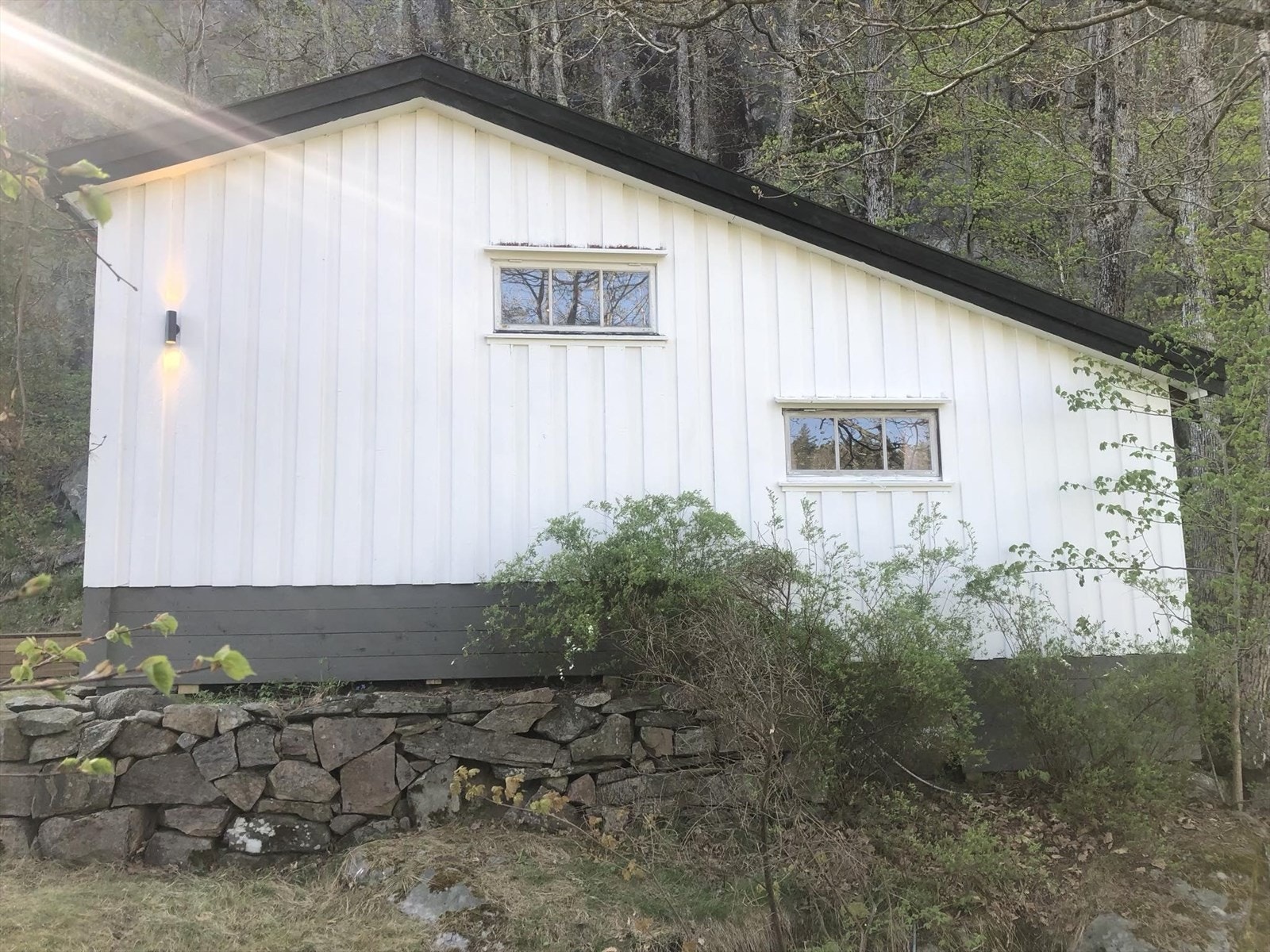 Det er lagt opp nytt elektrisk anlegg i fritidsboligen (2024) Galleribilde