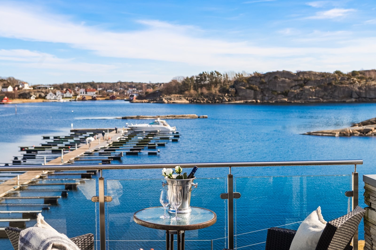 Terrassen byr på uhindret utsikt over Røssesundet. Galleribilde