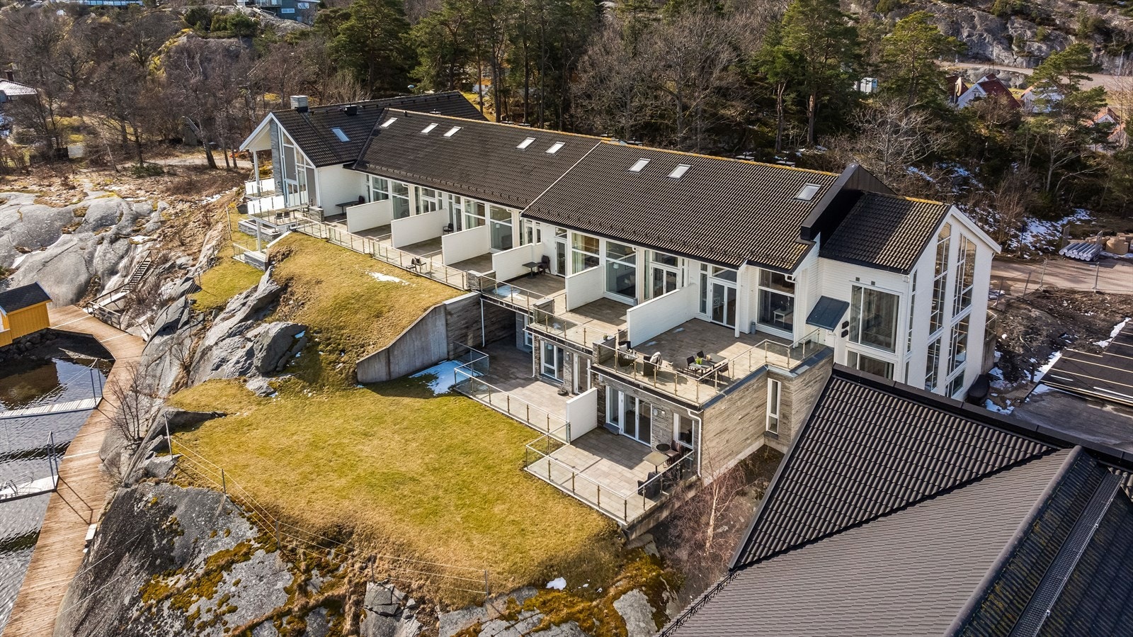 Hotelldelen er under modernisering og reåpner denne sommeren med blant annet ny uteservering m.m. Galleribilde