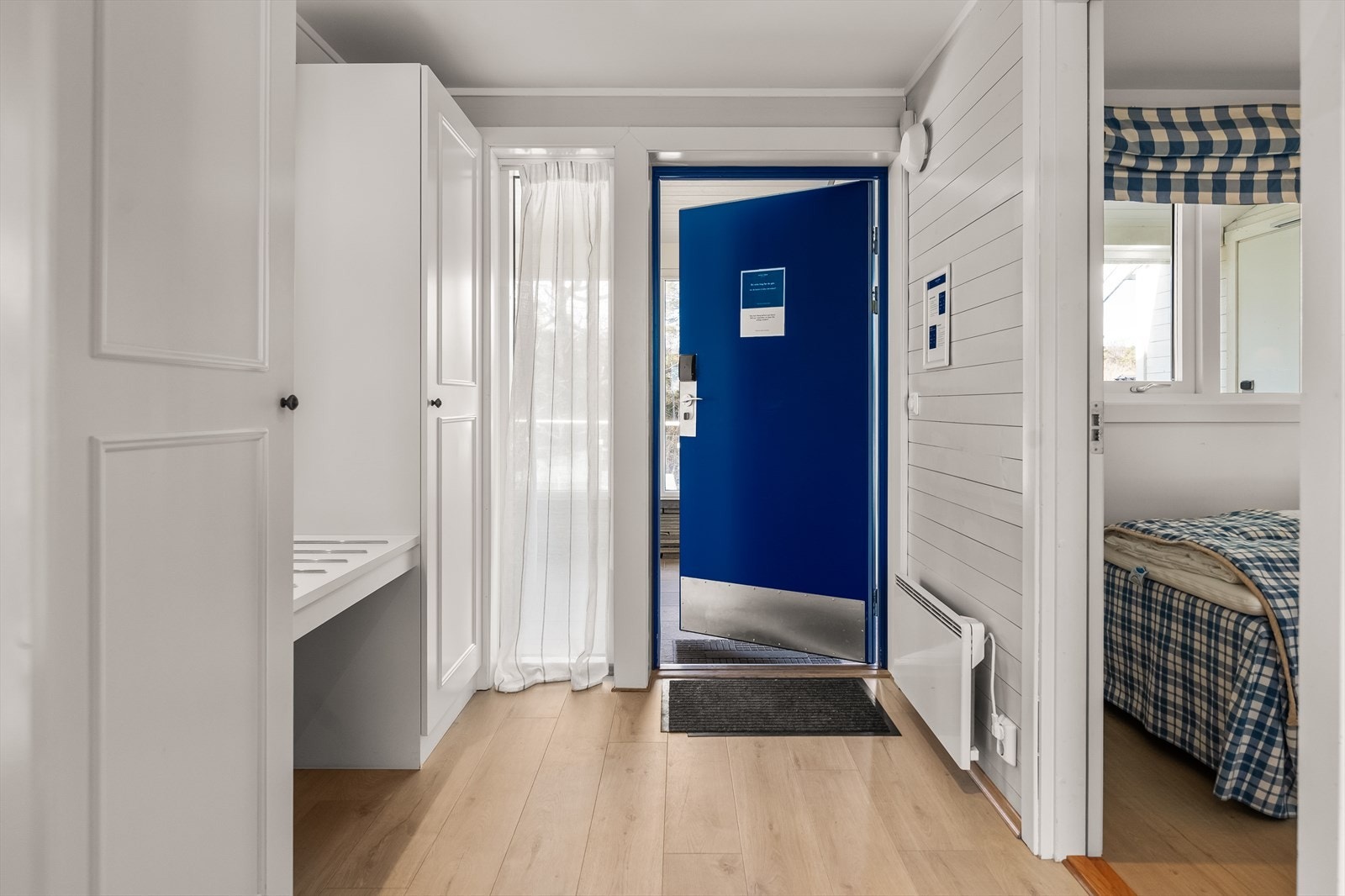 Gangen har garderobeplass og det er ekstra lagringsplass i et kott under trappen opp til toppetasjen samt i en ekstern bod i underetasjen. Galleribilde