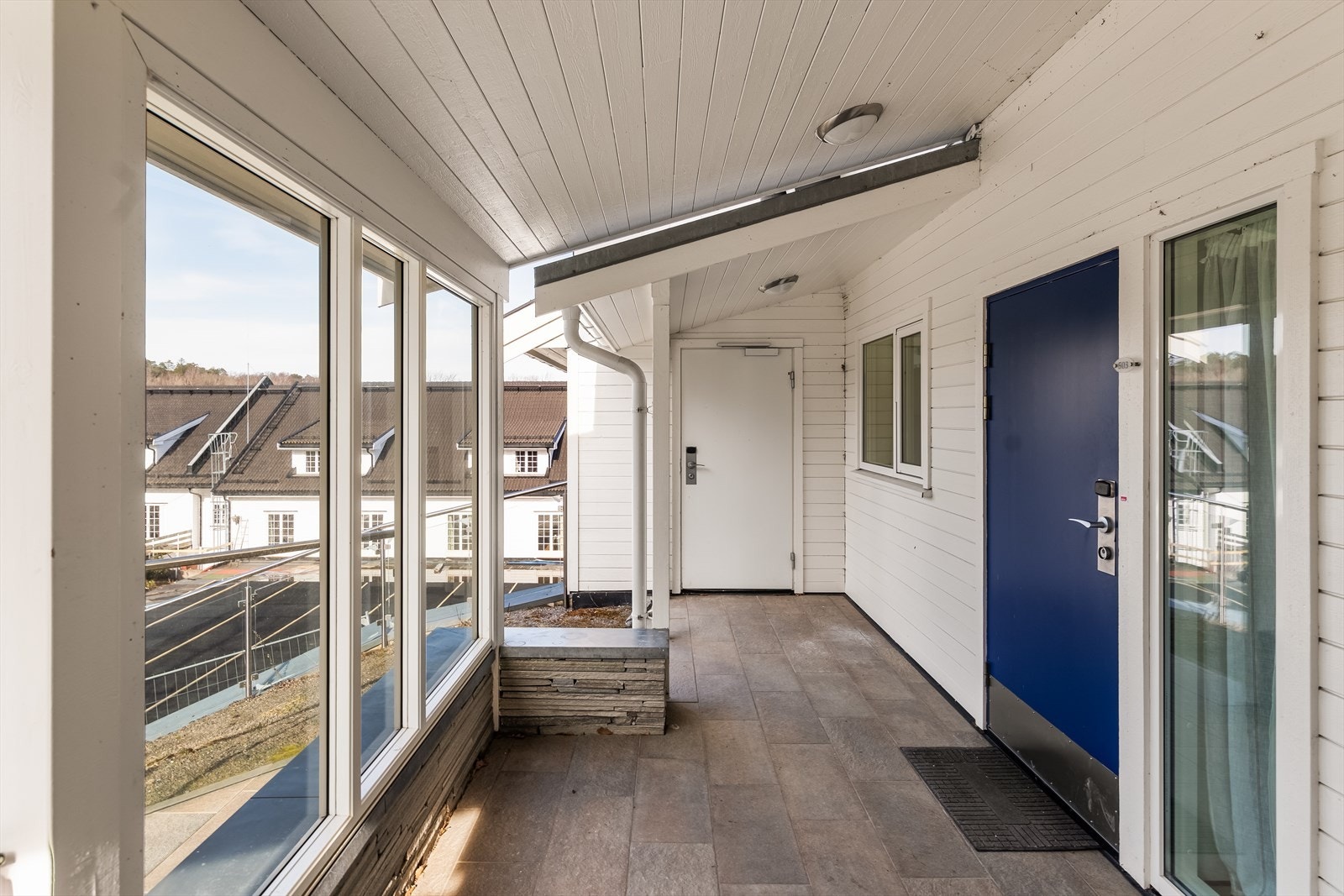 Overbygget inngangsparti/svalgang. Galleribilde