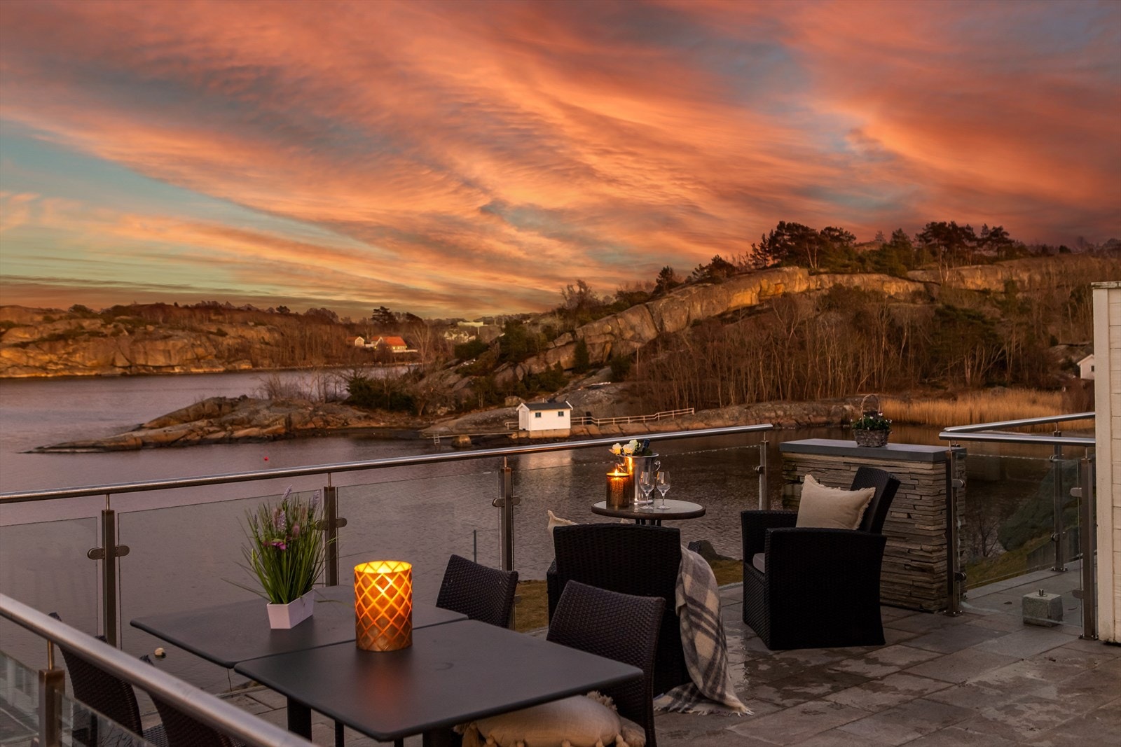 Den store terrassen er like godt egnet til kveldskos som til solbading. Galleribilde