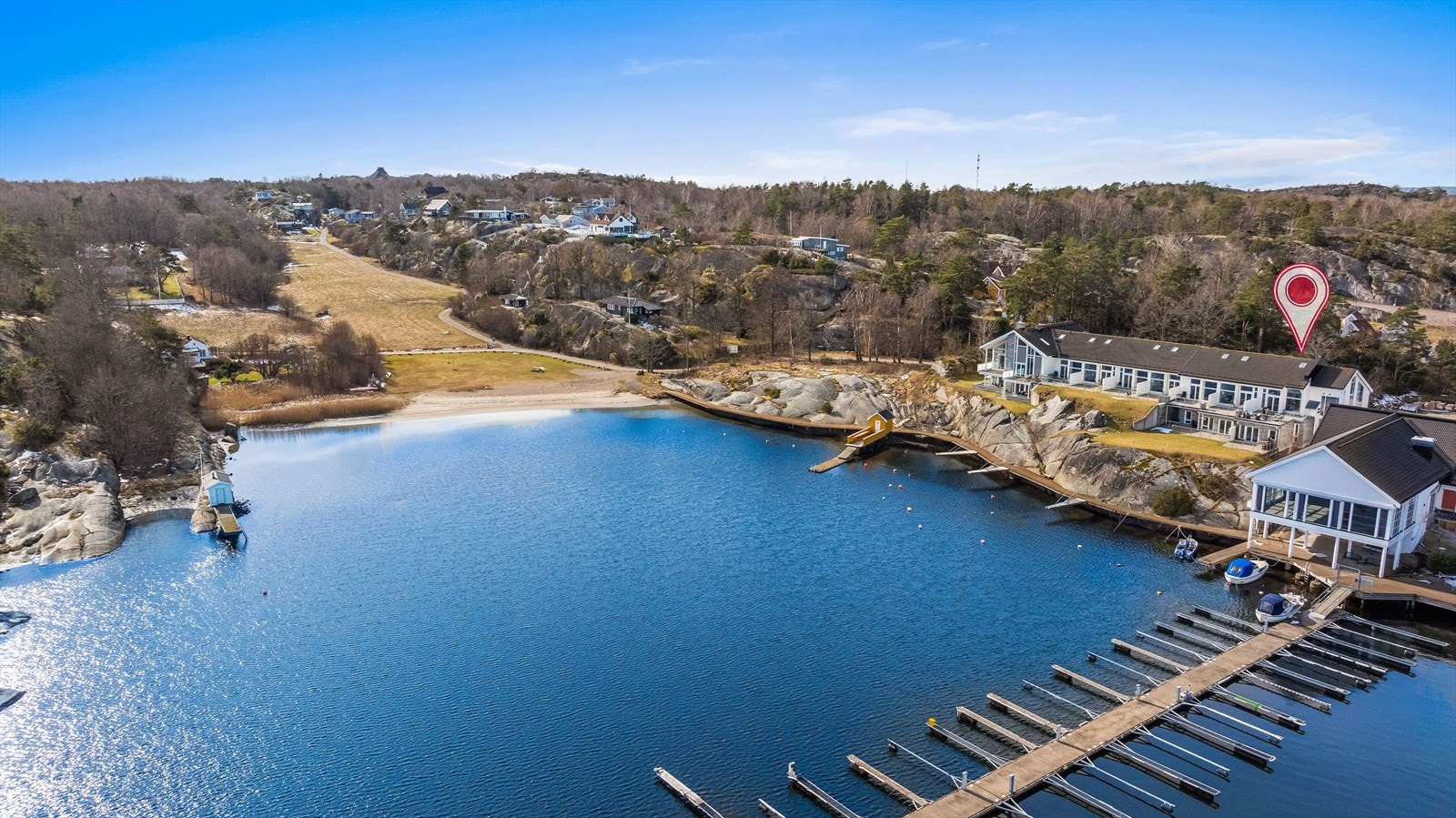 Her er det kort vei til alt du trenger, både sjøveien og langs land. Galleribilde