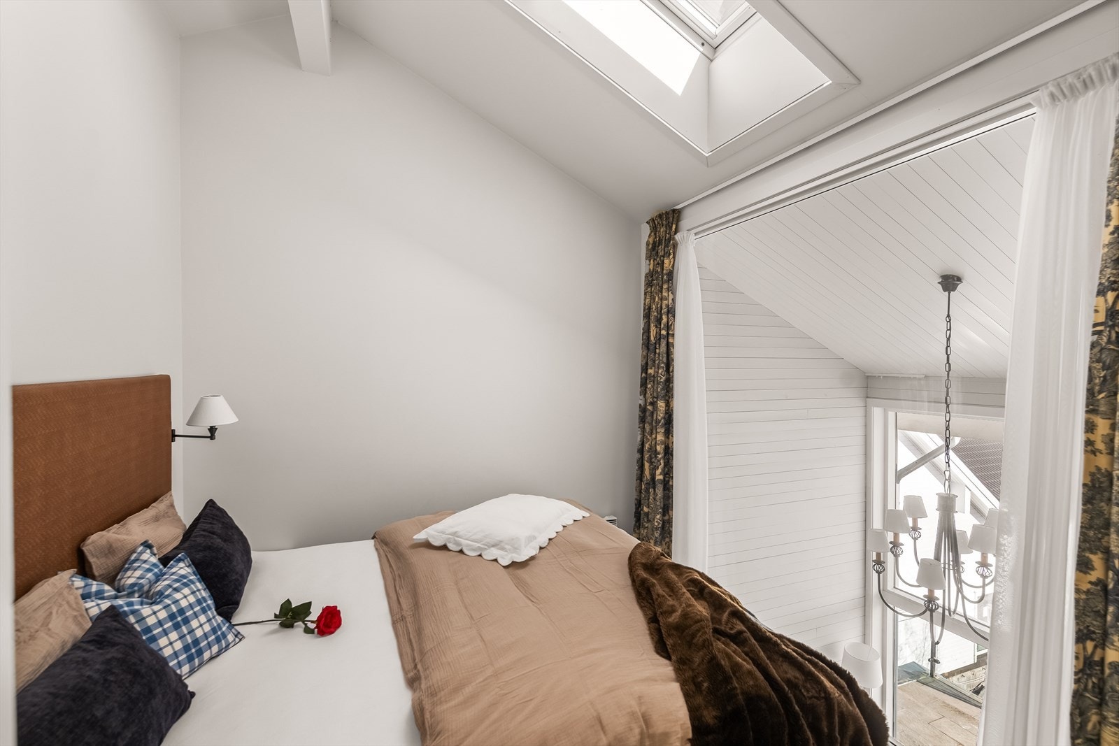 Hovedsoverommet har sjøutsikt og en raus takhøyde. Galleribilde