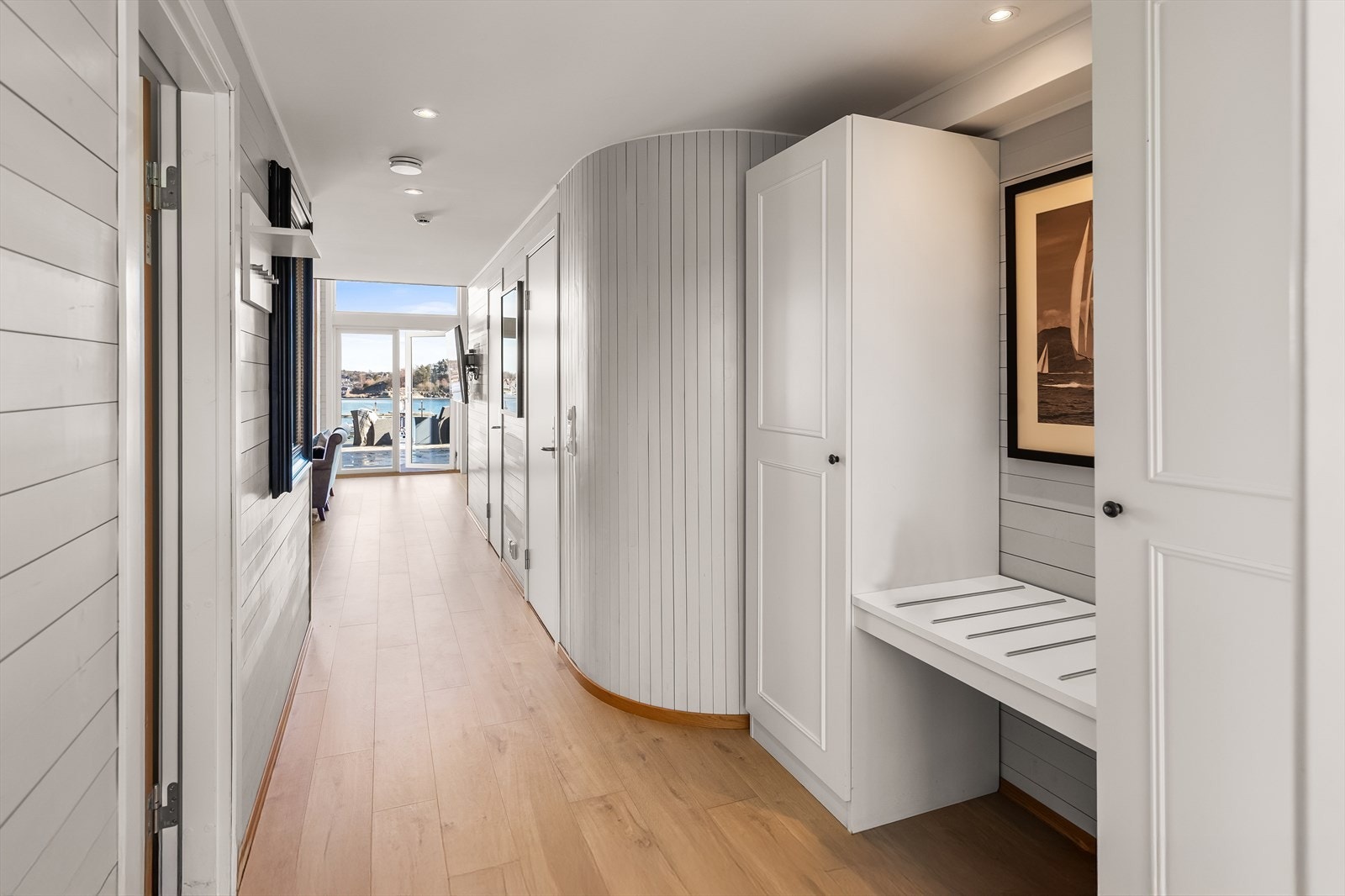 Leiligheten er gjennomgående, badet nede er til høyre. Galleribilde