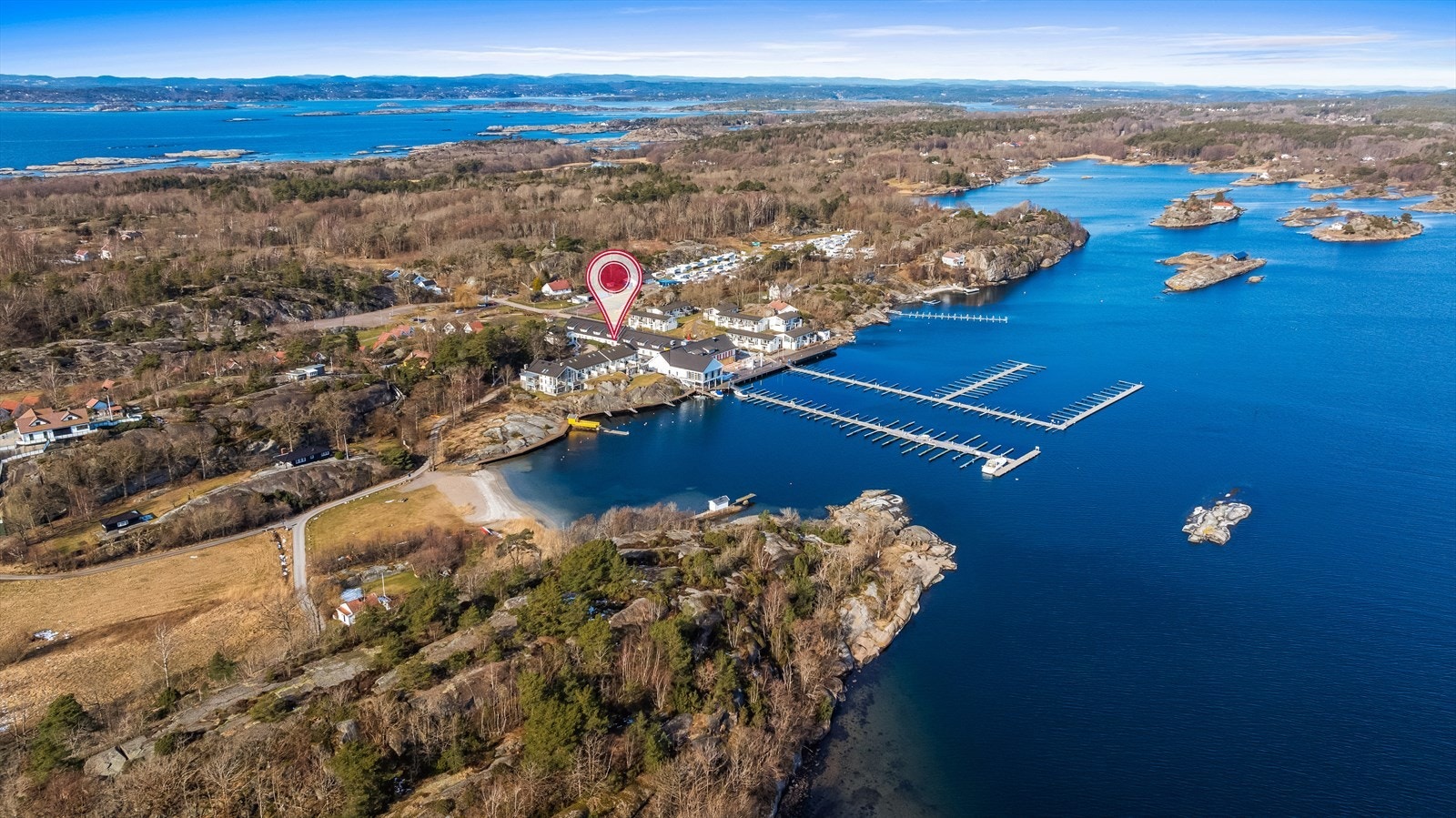 Havna på Tjøme har en solrik og sjønær beliggenhet i en av Norges vakreste skjærgårder, Røssesundet. Galleribilde