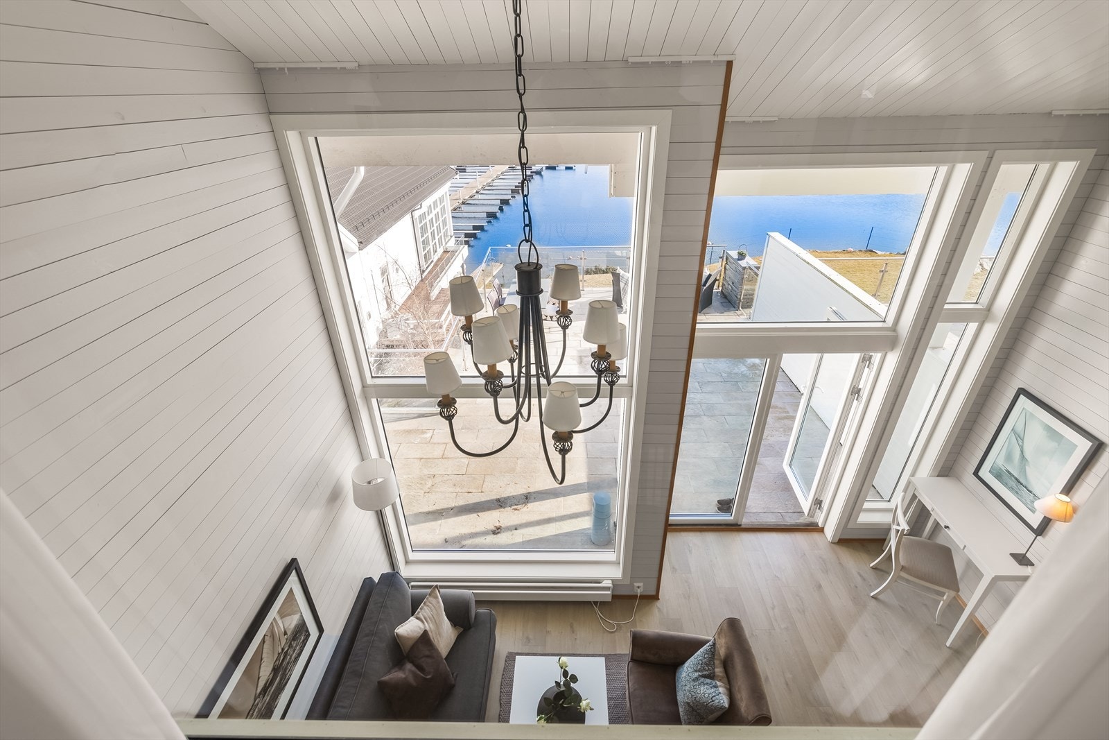 Leiligheten er gjennomgående og går over to plan som gir raus takhøyde og mye lys. Galleribilde